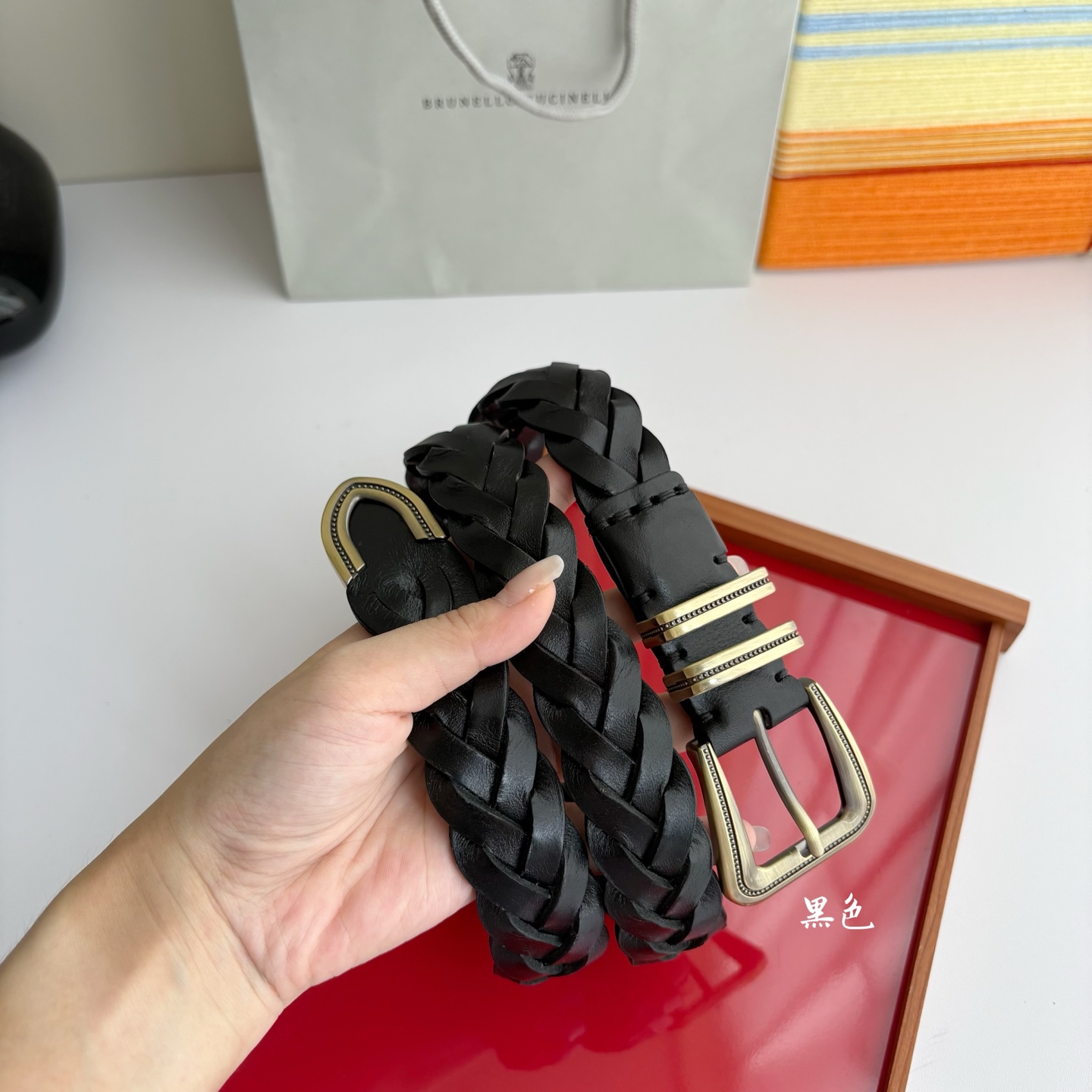 Brunello Cucinelli秉承着意大利制造的精髓，精品制作，以匠人精神和诗人情怀不断探索灵性与
