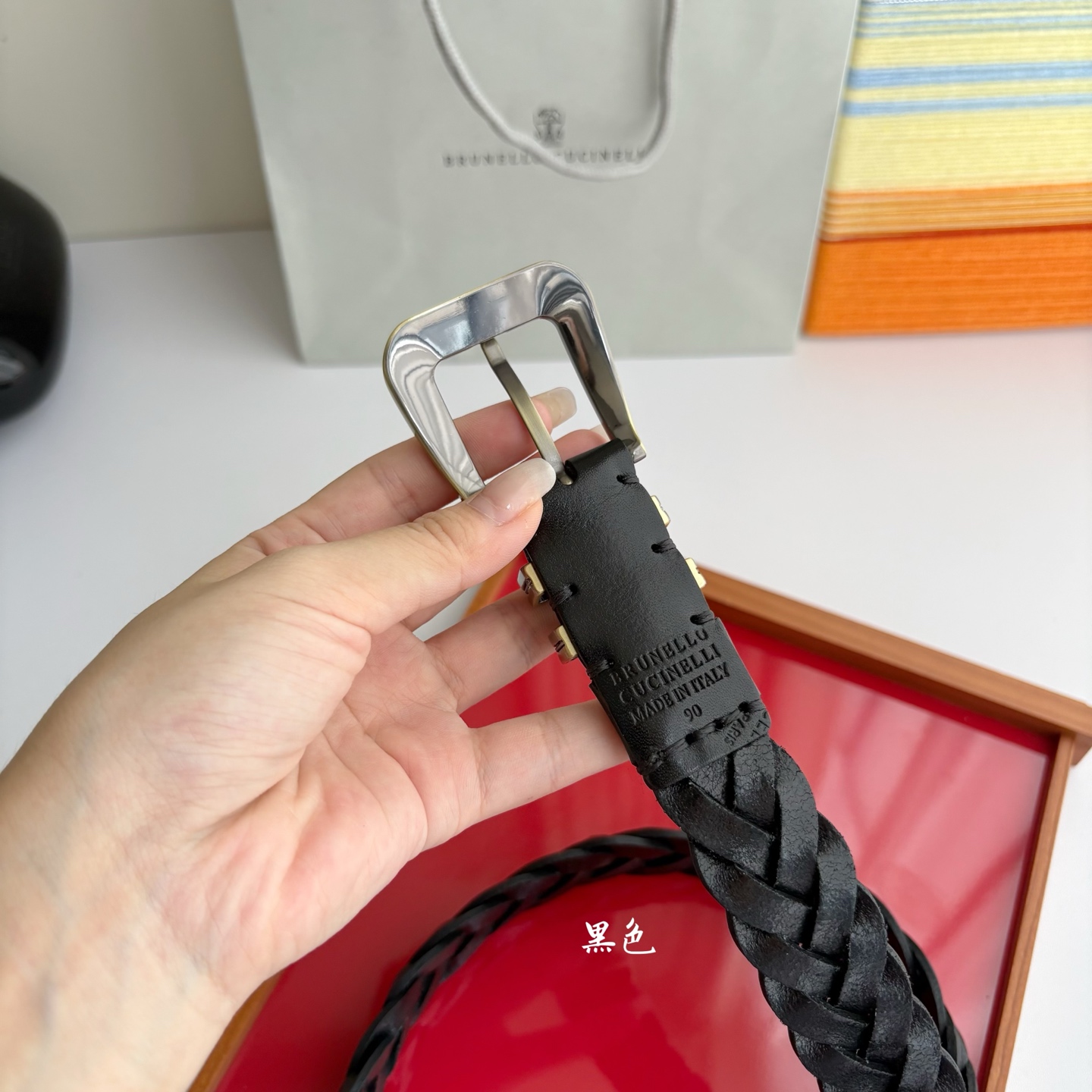 Brunello Cucinelli秉承着意大利制造的精髓，精品制作，以匠人精神和诗人情怀不断探索灵性与