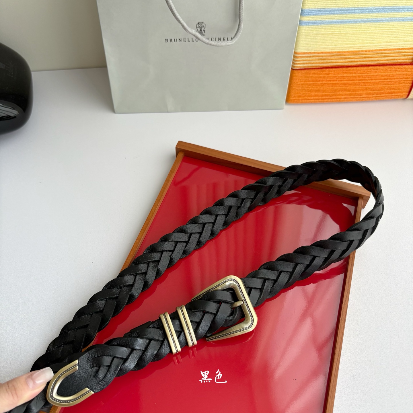 Brunello Cucinelli秉承着意大利制造的精髓，精品制作，以匠人精神和诗人情怀不断探索灵性与