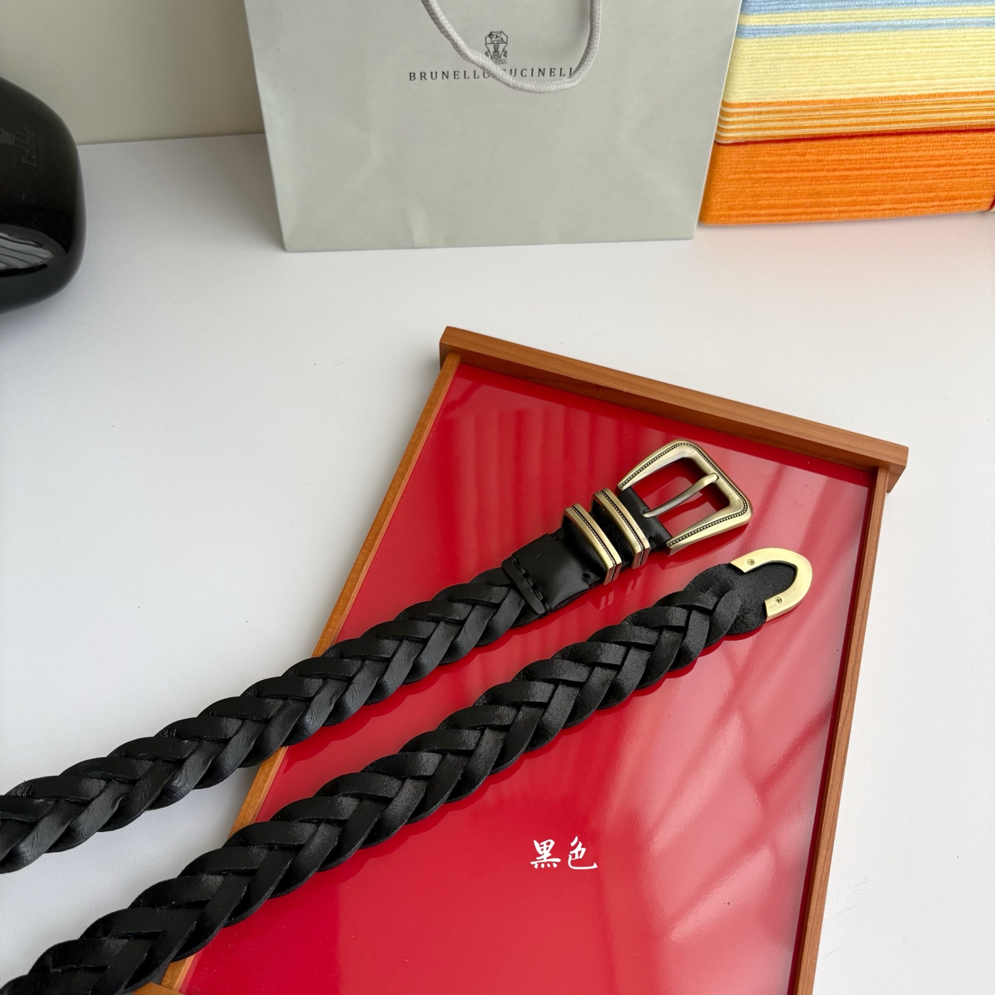 Brunello Cucinelli秉承着意大利制造的精髓，精品制作，以匠人精神和诗人情怀不断探索灵性与