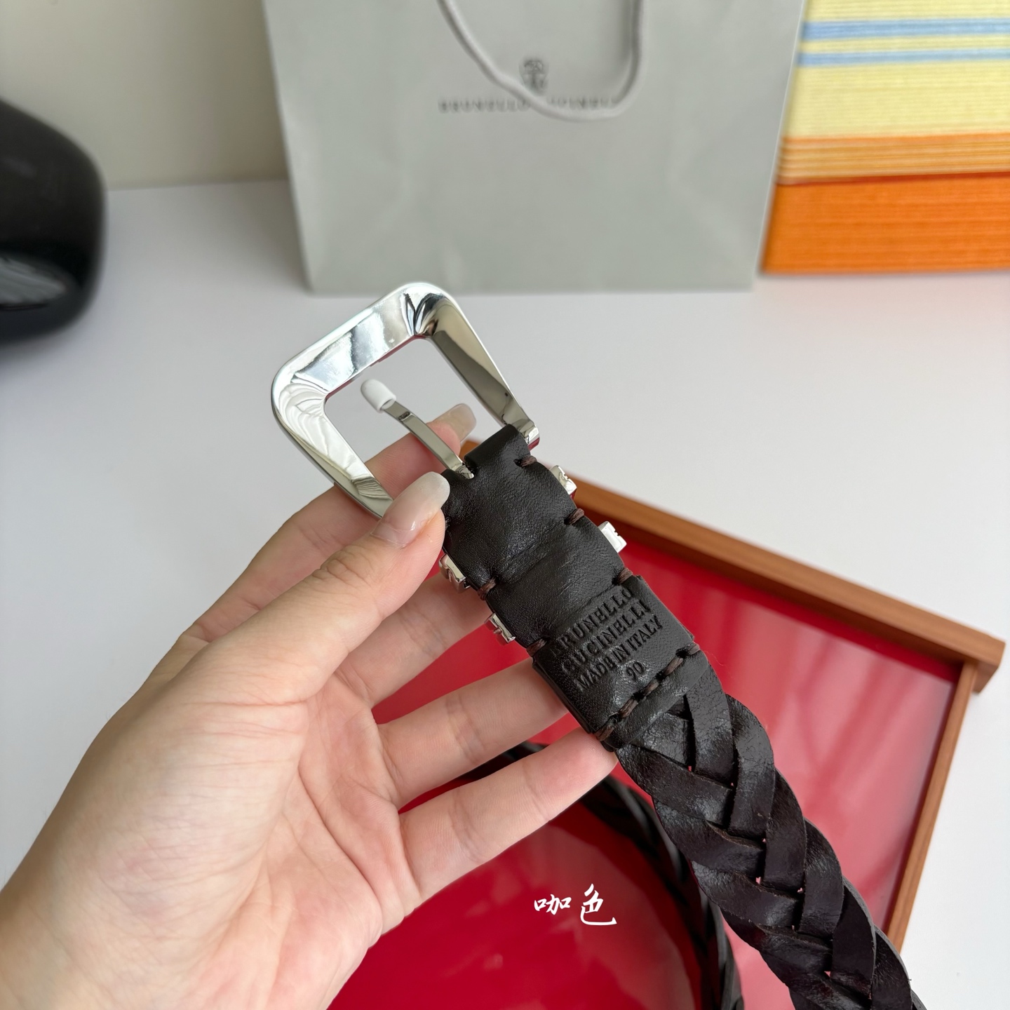 Brunello Cucinelli秉承着意大利制造的精髓，精品制作，以匠人精神和诗人情怀不断探索灵性与