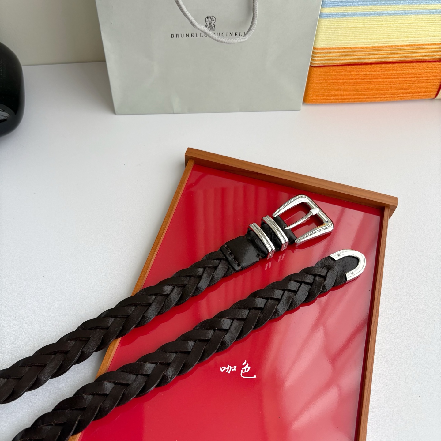 Brunello Cucinelli秉承着意大利制造的精髓，精品制作，以匠人精神和诗人情怀不断探索灵性与