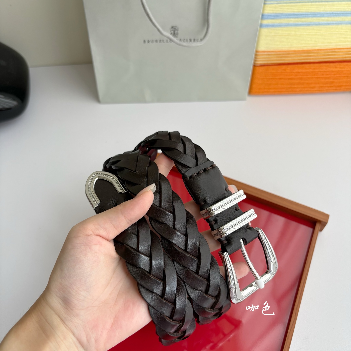 Brunello Cucinelli秉承着意大利制造的精髓，精品制作，以匠人精神和诗人情怀不断探索灵性与