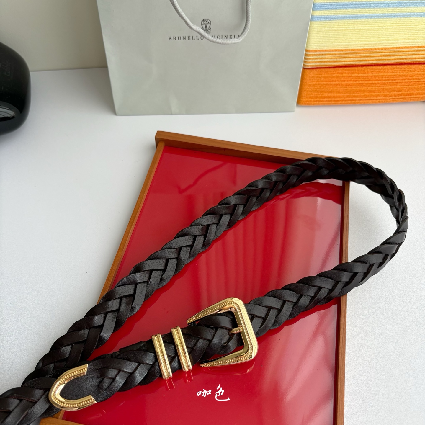 Brunello Cucinelli秉承着意大利制造的精髓，精品制作，以匠人精神和诗人情怀不断探索灵性与