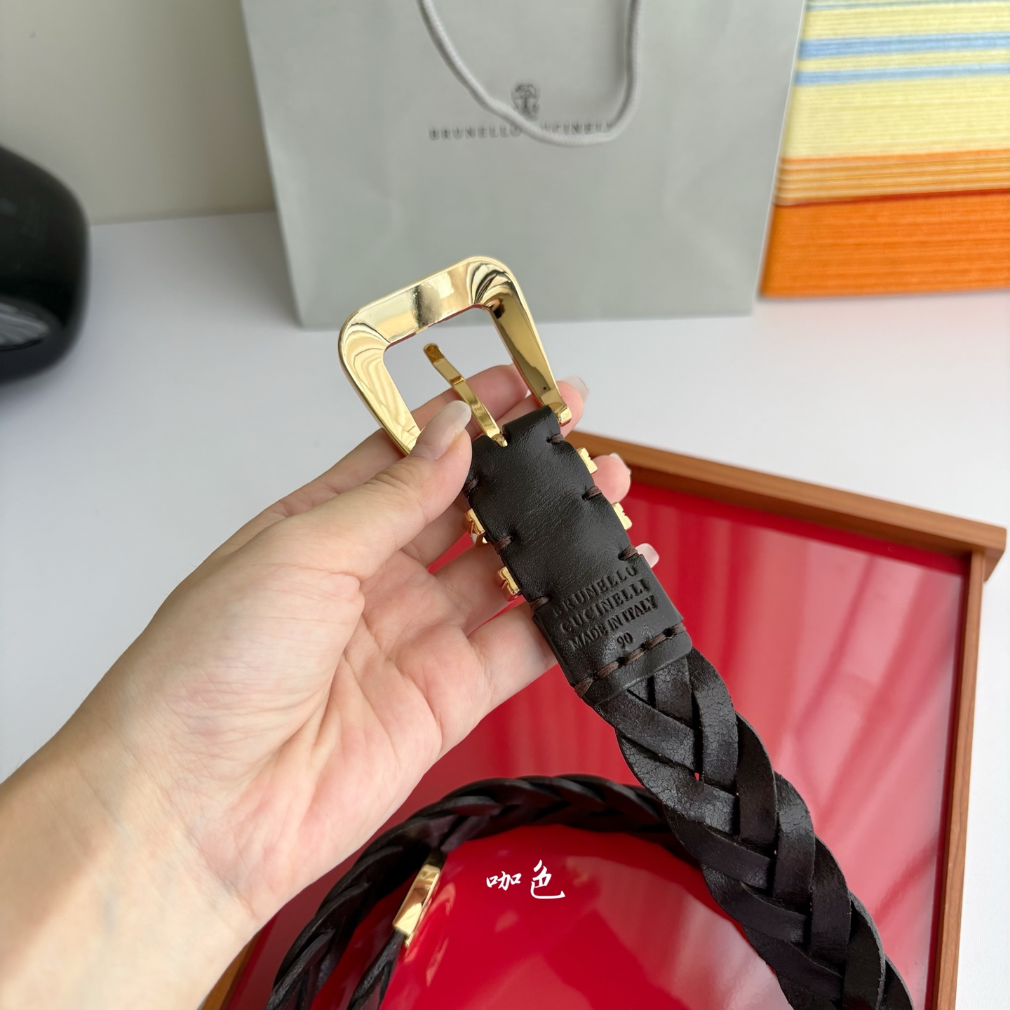 Brunello Cucinelli秉承着意大利制造的精髓，精品制作，以匠人精神和诗人情怀不断探索灵性与