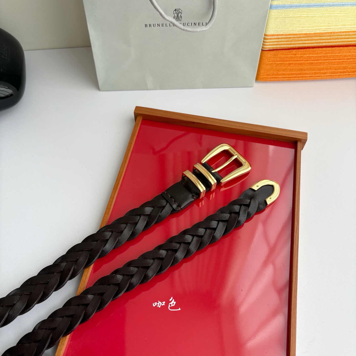 Brunello Cucinelli秉承着意大利制造的精髓，精品制作，以匠人精神和诗人情怀不断探索灵性与