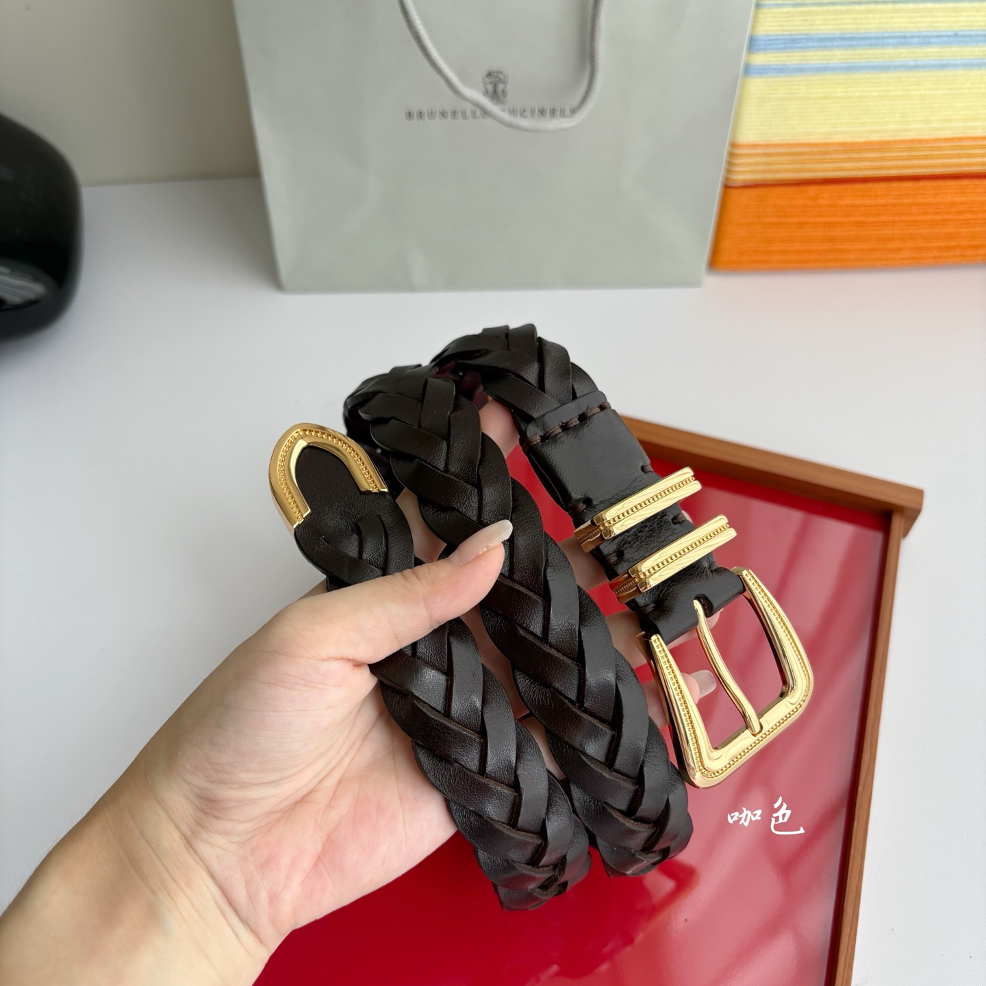 Brunello Cucinelli秉承着意大利制造的精髓，精品制作，以匠人精神和诗人情怀不断探索灵性与