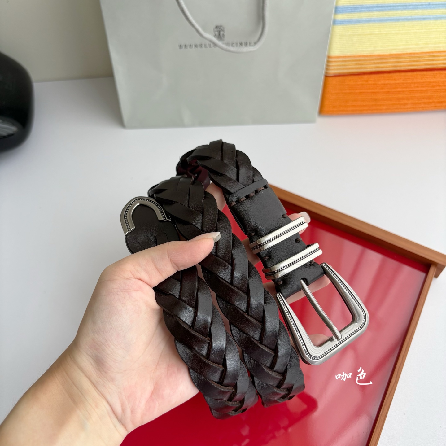 Brunello Cucinelli秉承着意大利制造的精髓，精品制作，以匠人精神和诗人情怀不断探索灵性与
