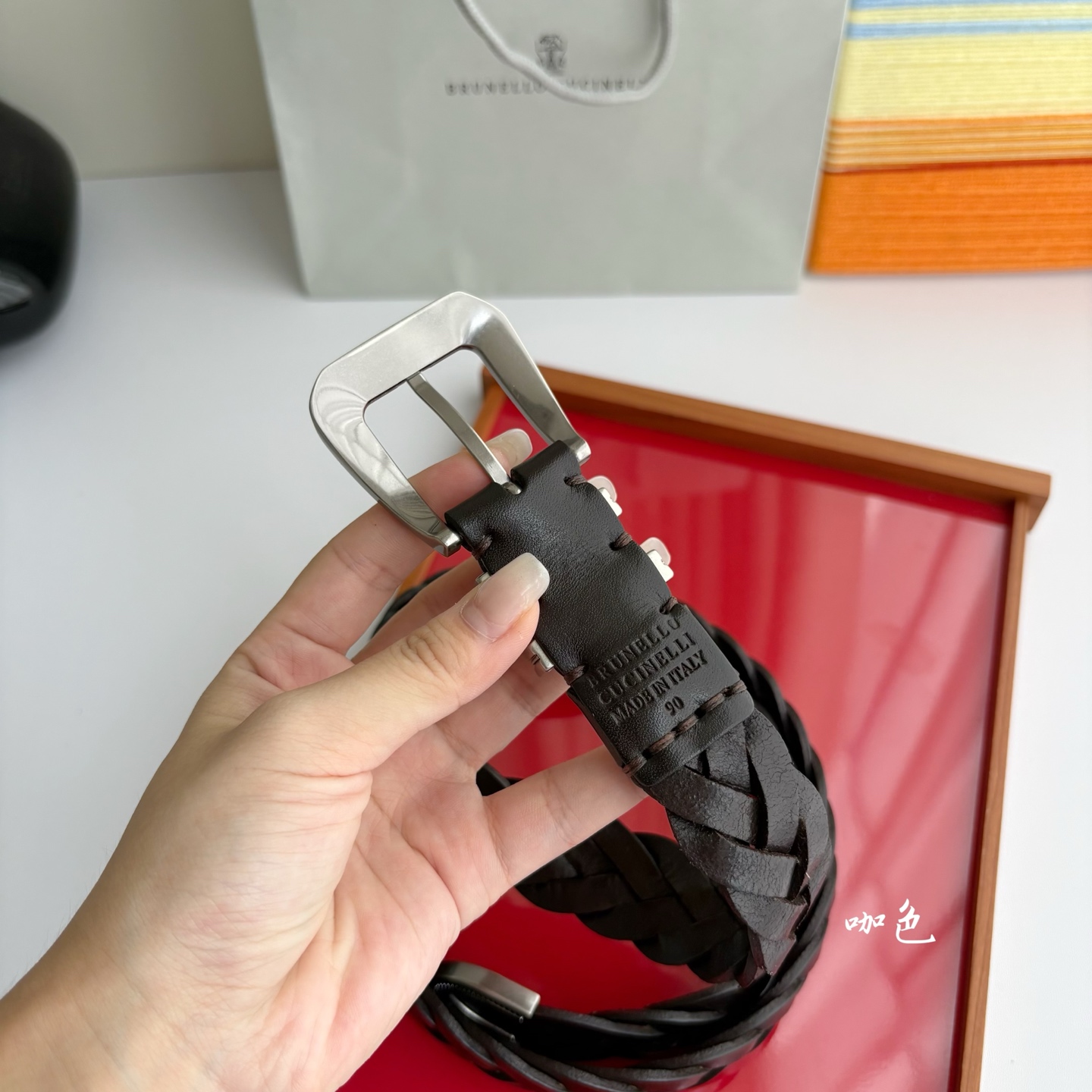 Brunello Cucinelli秉承着意大利制造的精髓，精品制作，以匠人精神和诗人情怀不断探索灵性与