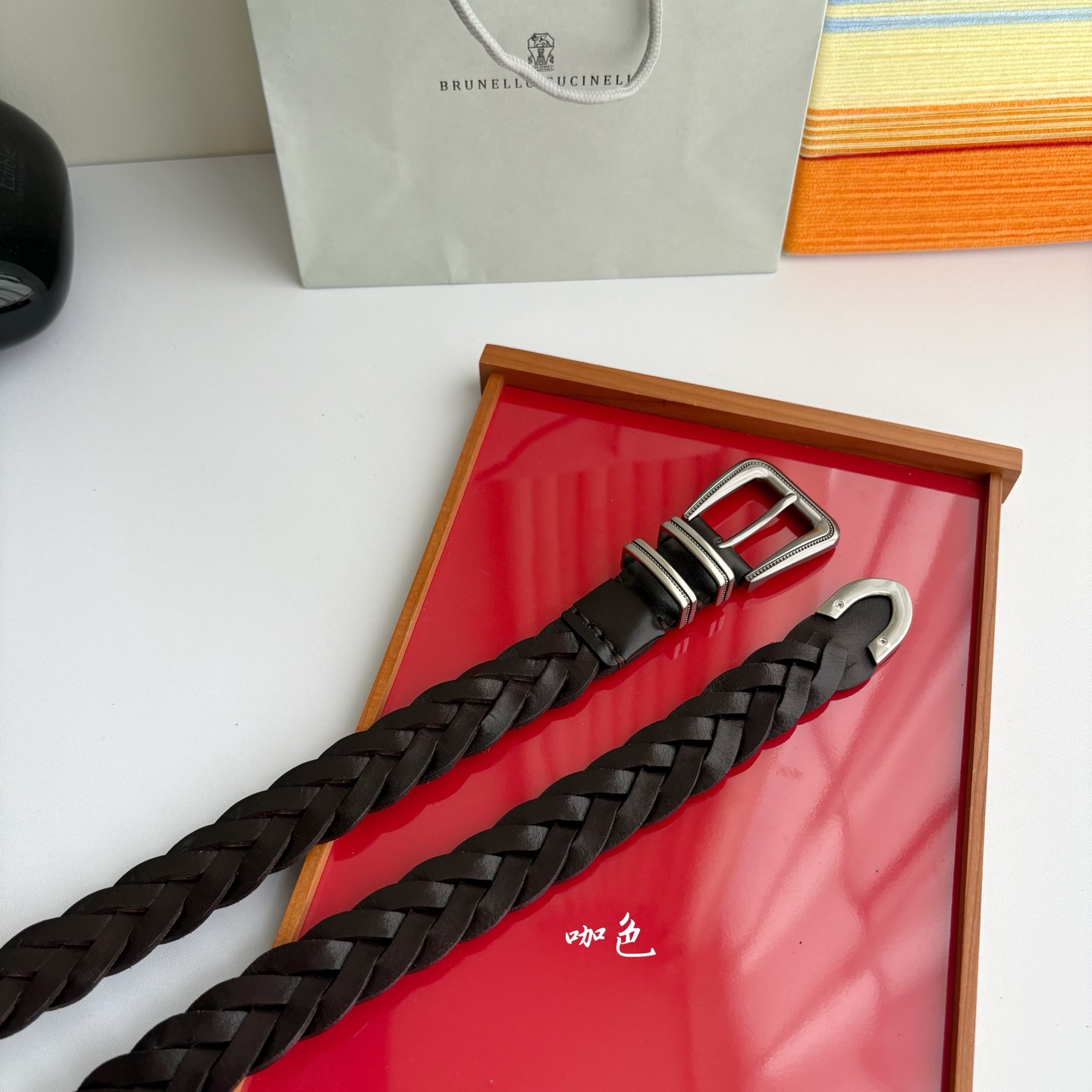 Brunello Cucinelli秉承着意大利制造的精髓，精品制作，以匠人精神和诗人情怀不断探索灵性与