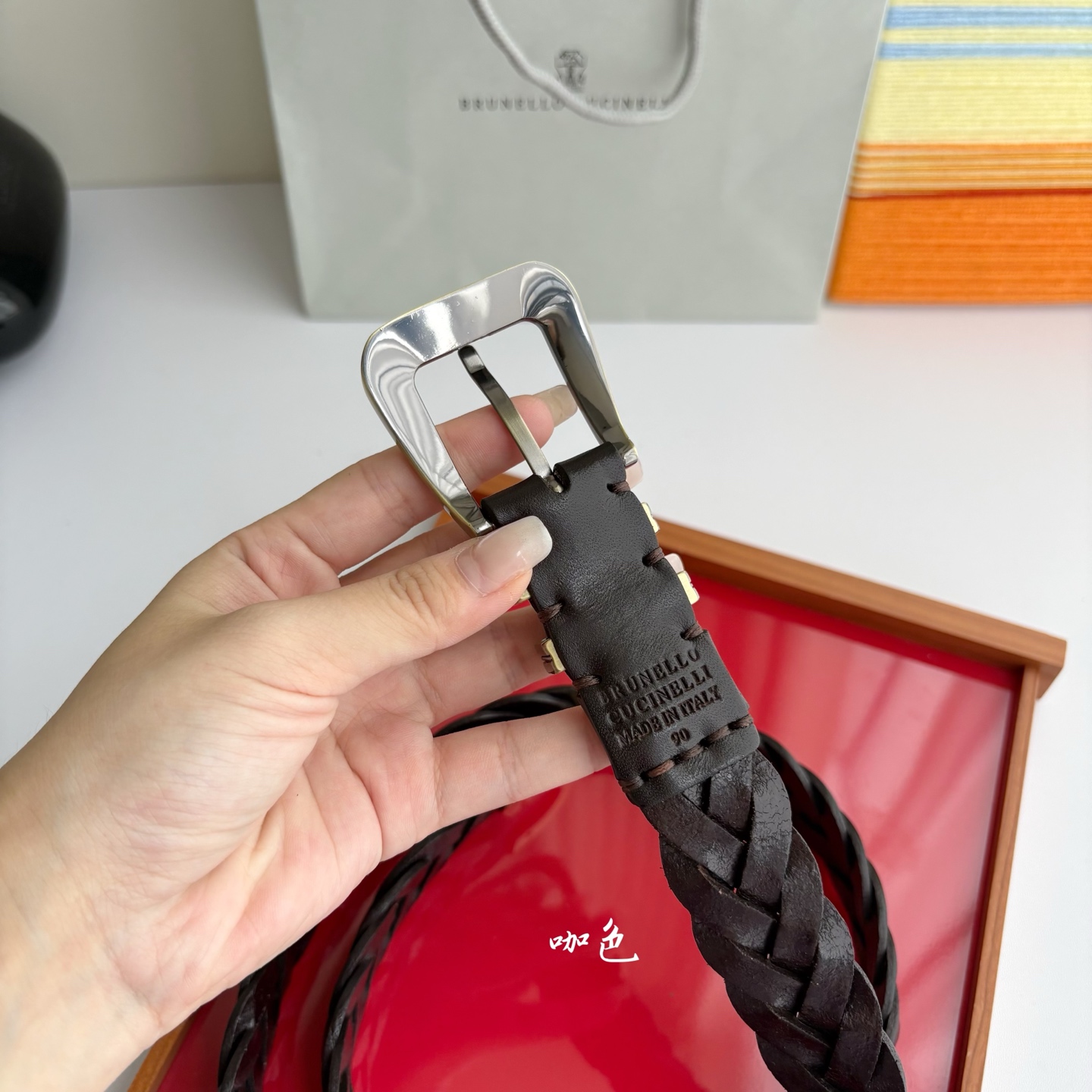 Brunello Cucinelli秉承着意大利制造的精髓，精品制作，以匠人精神和诗人情怀不断探索灵性与