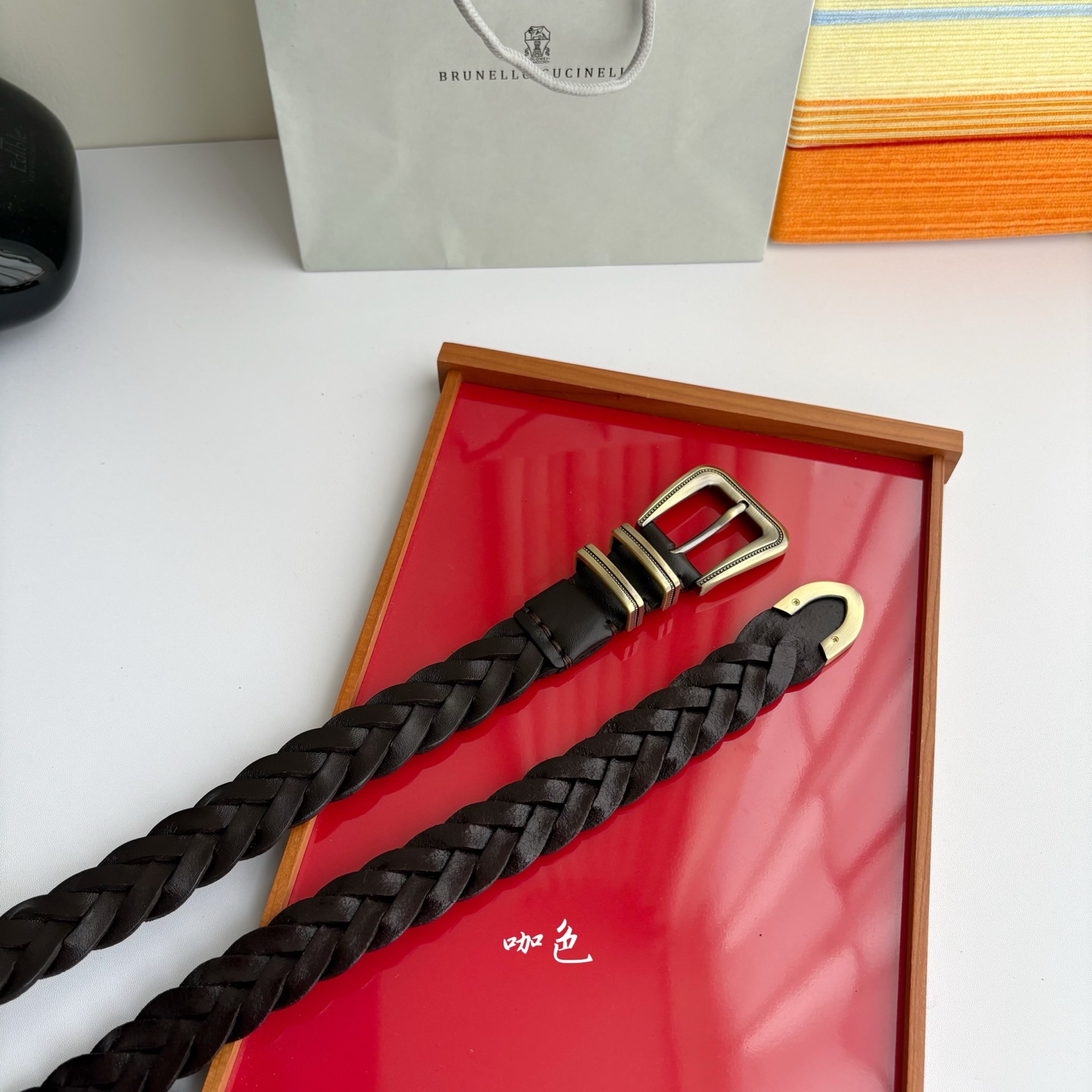 Brunello Cucinelli秉承着意大利制造的精髓，精品制作，以匠人精神和诗人情怀不断探索灵性与