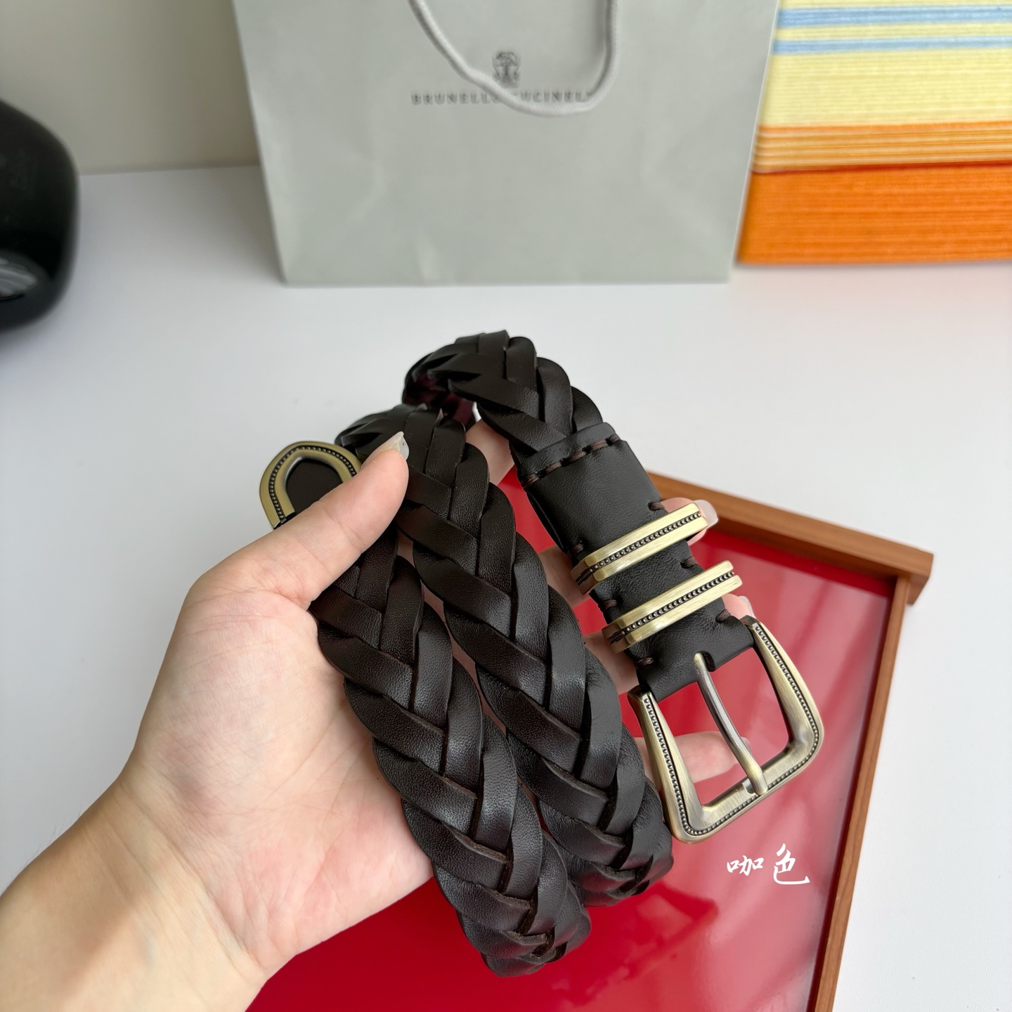 Brunello Cucinelli秉承着意大利制造的精髓，精品制作，以匠人精神和诗人情怀不断探索灵性与