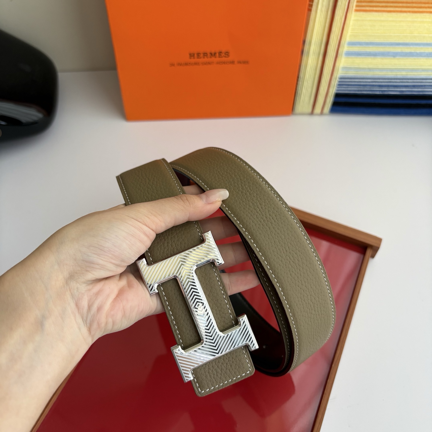 【爱马仕】Hermes 原单爱马仕，宽3.8cm进口原版皮带身，双面可两面用，精品电镀五金 ！