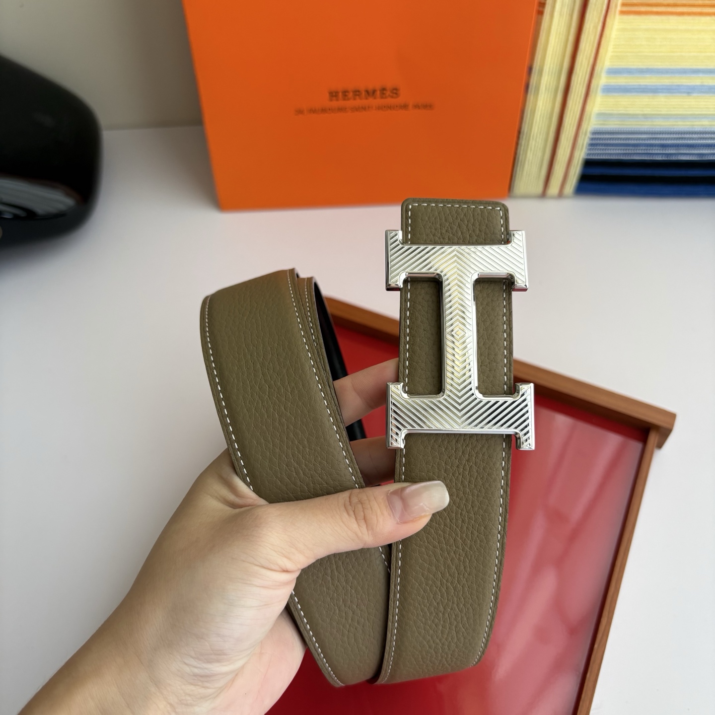 【爱马仕】Hermes 原单爱马仕，宽3.8cm进口原版皮带身，双面可两面用，精品电镀五金 ！