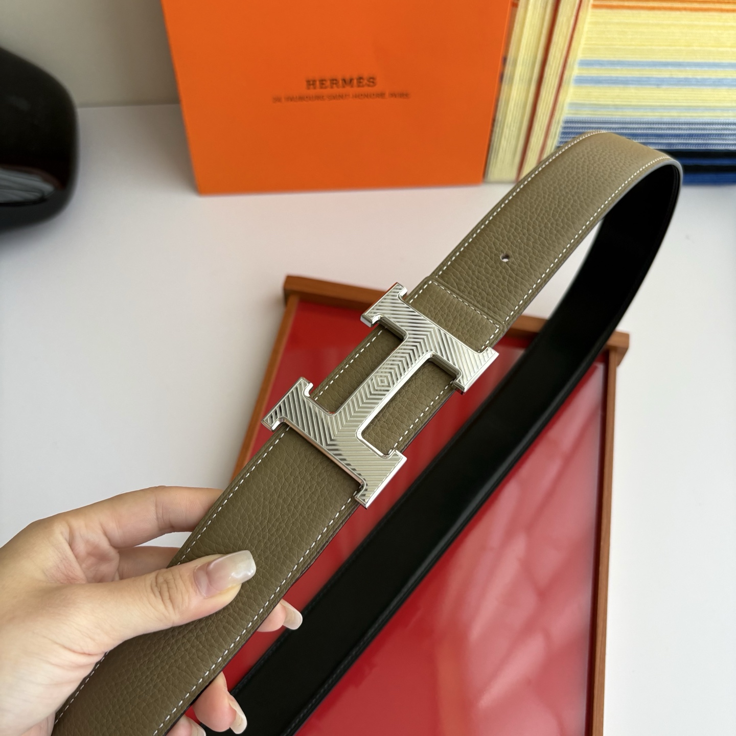 【爱马仕】Hermes 原单爱马仕，宽3.8cm进口原版皮带身，双面可两面用，精品电镀五金 ！
