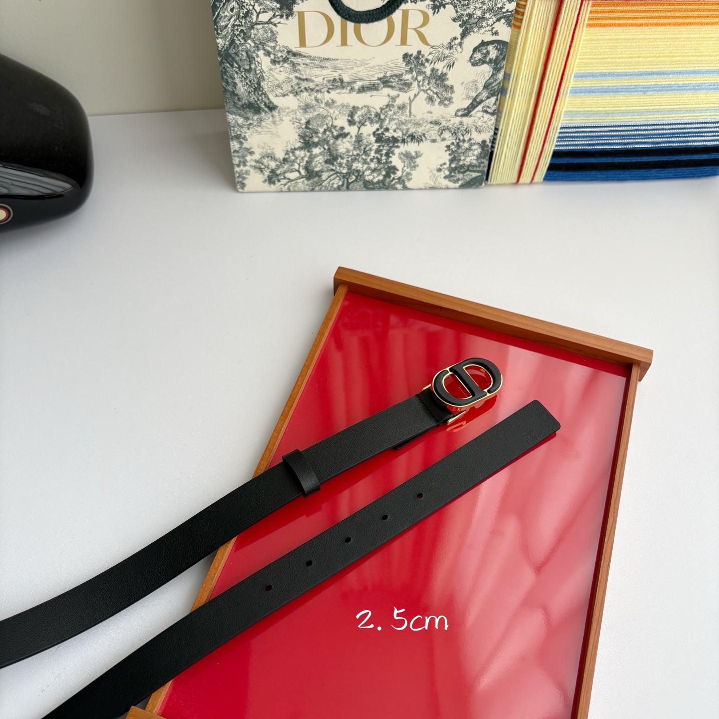 Dior这款腰带采用光滑牛皮革材质精心制作，搭配以富有光泽的复古金色饰面金属扣同色调牛皮革呈现的经典CD