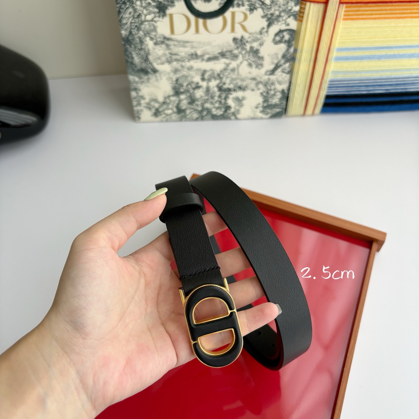 Dior这款腰带采用光滑牛皮革材质精心制作，搭配以富有光泽的复古金色饰面金属扣同色调牛皮革呈现的经典CD