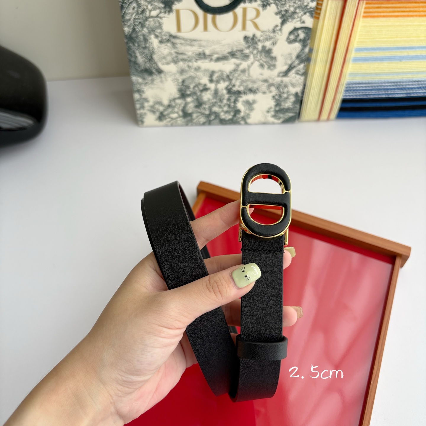 Dior这款腰带采用光滑牛皮革材质精心制作，搭配以富有光泽的复古金色饰面金属扣同色调牛皮革呈现的经典CD