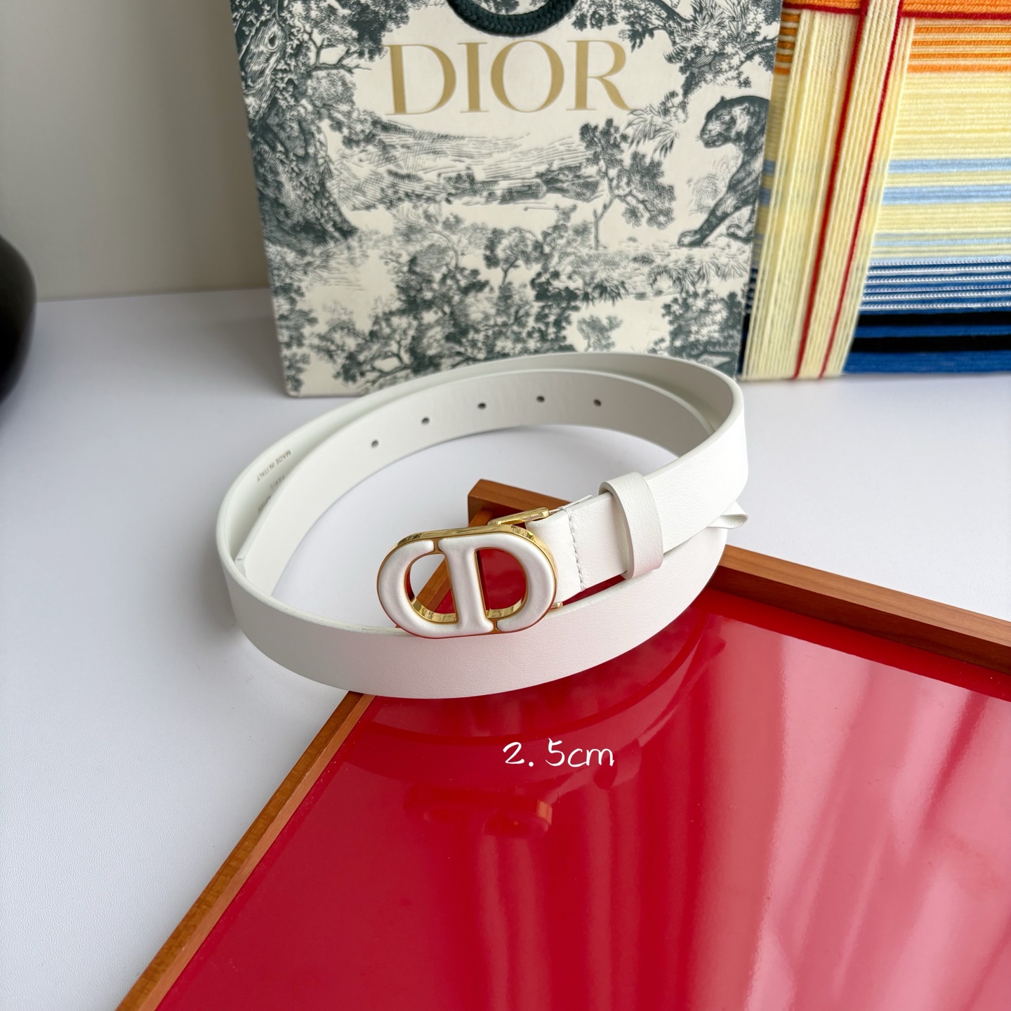 Dior这款腰带采用光滑牛皮革材质精心制作，搭配以富有光泽的复古金色饰面金属扣同色调牛皮革呈现的经典CD