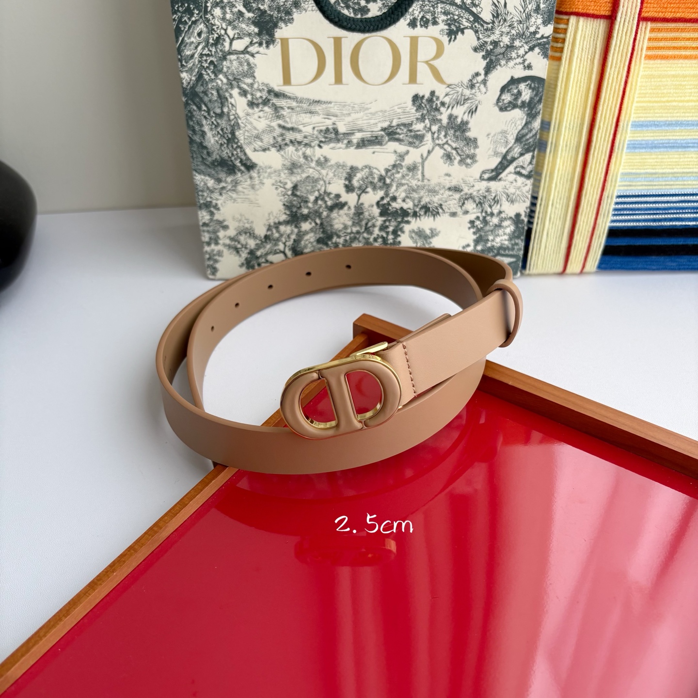 NO:882658,Original order Dior's belt is carefully made of smooth cow leather, with a classic CD buckle made of glossy vintage gold-finished metal buckle and same-tone cow leather, highlighting Dior's exquisite craftsmanship. The style is fashionable and elegant, and can be paired with jeans, skirts or dresses. Width 2.5cm, belt, dior, skirts, jeans, cowhide19860909原单 Dior这款腰带采用光滑牛皮革材质精心制作,搭配以富有光泽的复古金色饰面金属扣同色调牛皮革呈现的经典CD扣,彰显Dior的精湛工艺.款式时髦优雅,可搭配牛仔裤、半身裙或连衣裙.宽2.5cm,皮带,dior,skirts,jeans,cowhide,Belt