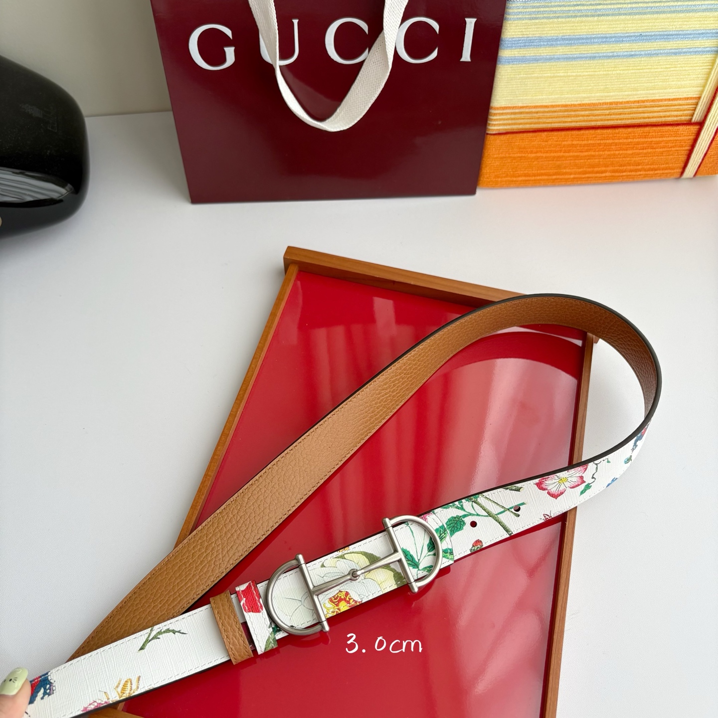 Gucci 经典原单品质，花卉系列印花面搭配平纹底，纯铜精品挂扣，两面可用，细节看图，实物拍摄，高端奢华