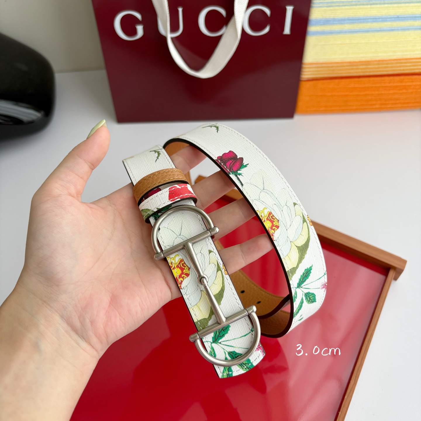 Gucci 经典原单品质，花卉系列印花面搭配平纹底，纯铜精品挂扣，两面可用，细节看图，实物拍摄，高端奢华