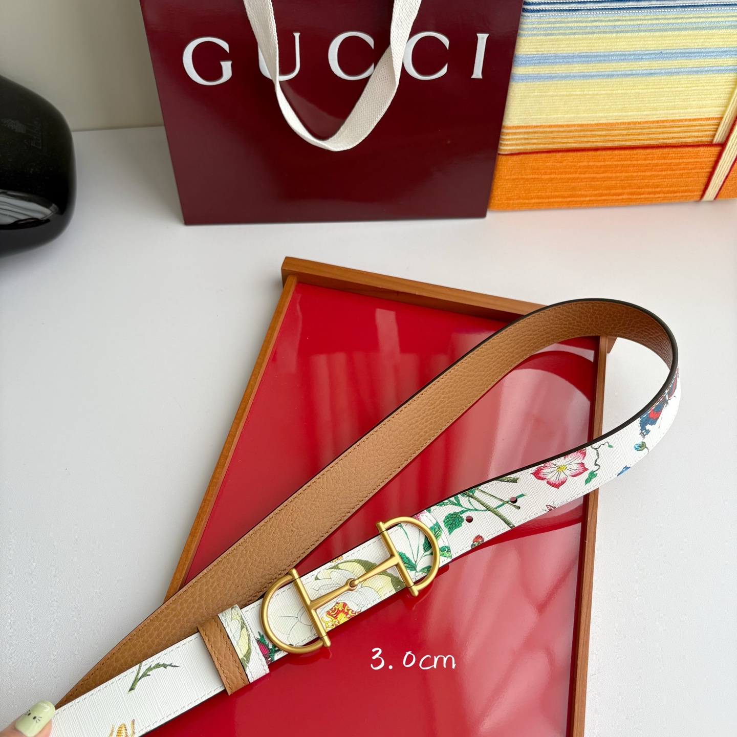 Gucci 经典原单品质，花卉系列印花面搭配平纹底，纯铜精品挂扣，两面可用，细节看图，实物拍摄，高端奢华