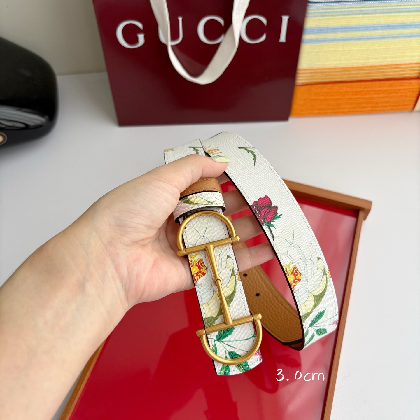 Gucci 经典原单品质，花卉系列印花面搭配平纹底，纯铜精品挂扣，两面可用，细节看图，实物拍摄，高端奢华