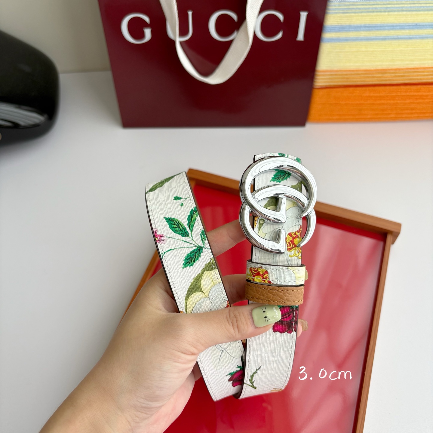 Gucci 经典原单品质，花卉系列印花面搭配平纹底，纯铜精品挂扣，两面可用，细节看图，实物拍摄，高端奢华