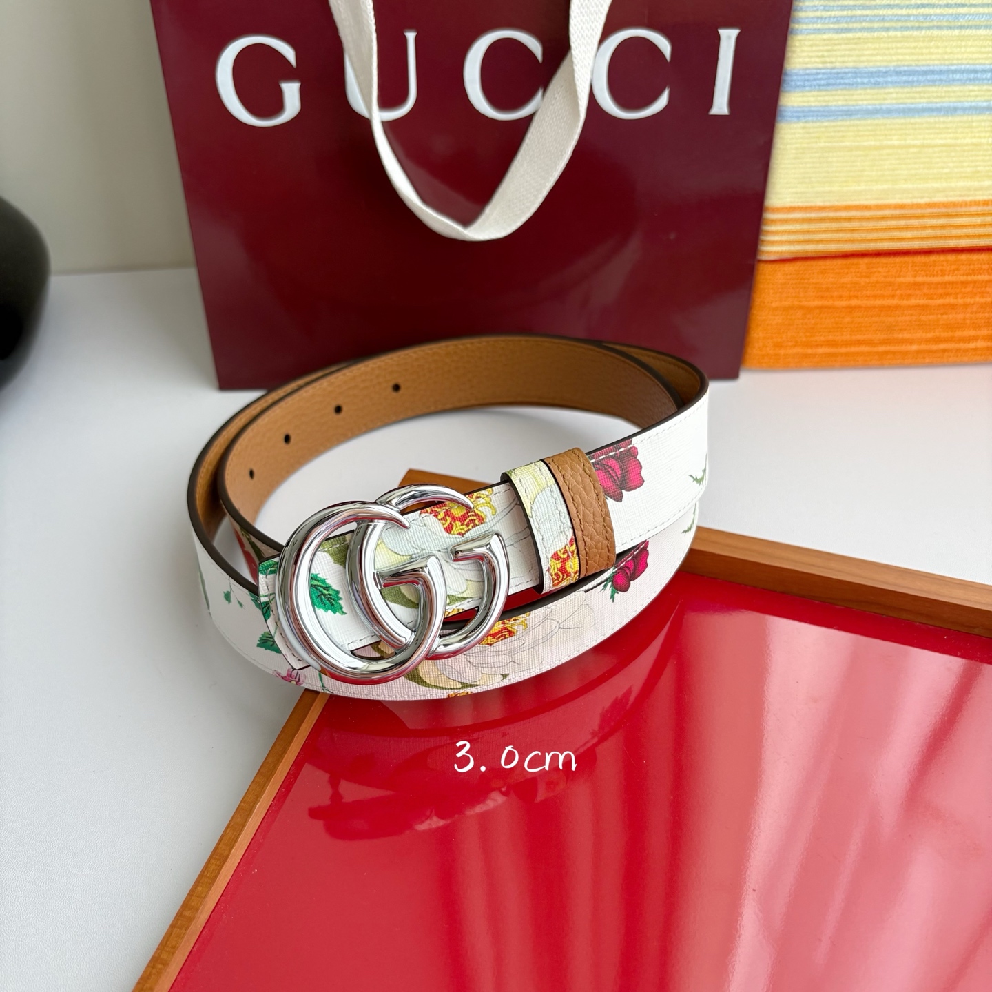 Gucci 经典原单品质，花卉系列印花面搭配平纹底，纯铜精品挂扣，两面可用，细节看图，实物拍摄，高端奢华