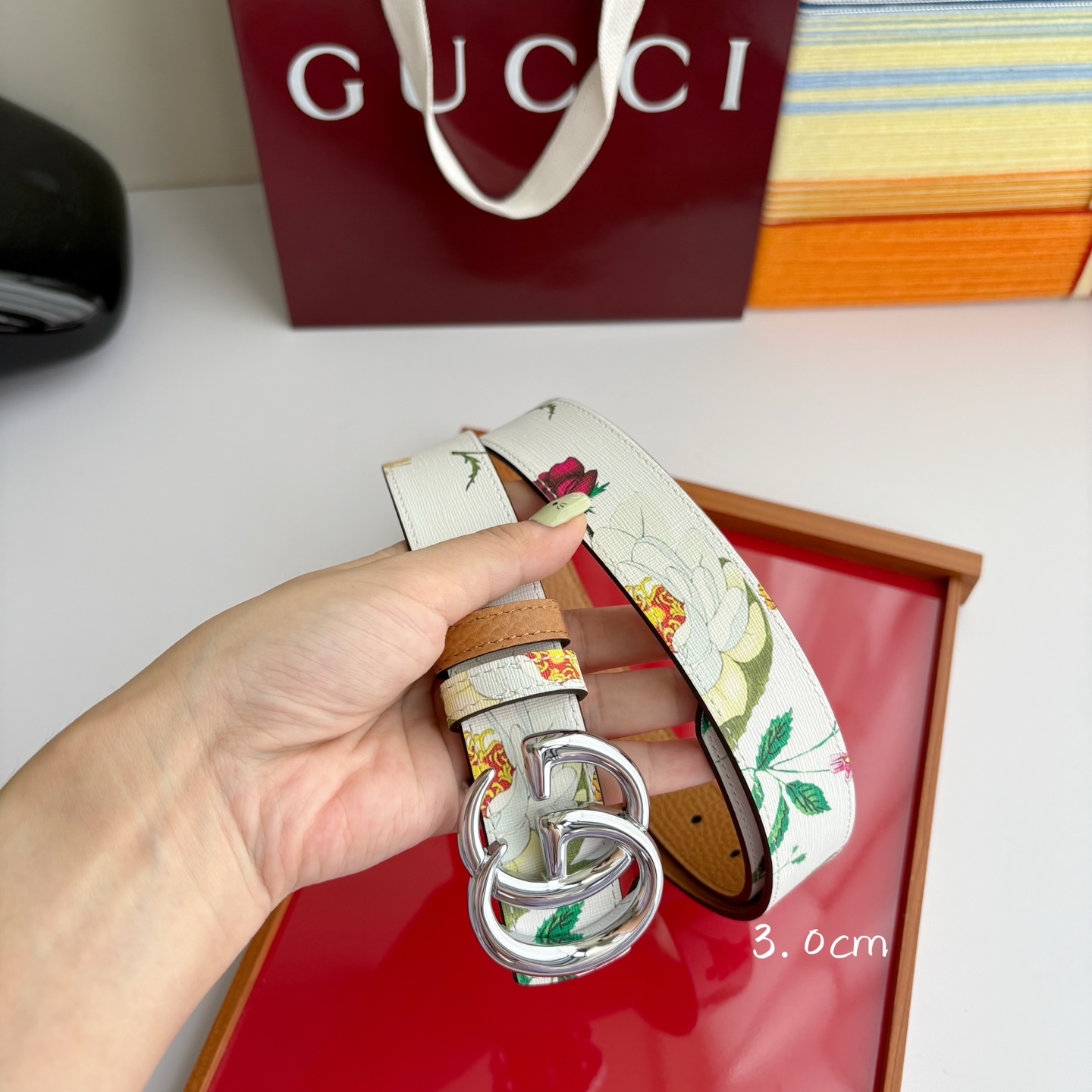 Gucci 经典原单品质，花卉系列印花面搭配平纹底，纯铜精品挂扣，两面可用，细节看图，实物拍摄，高端奢华