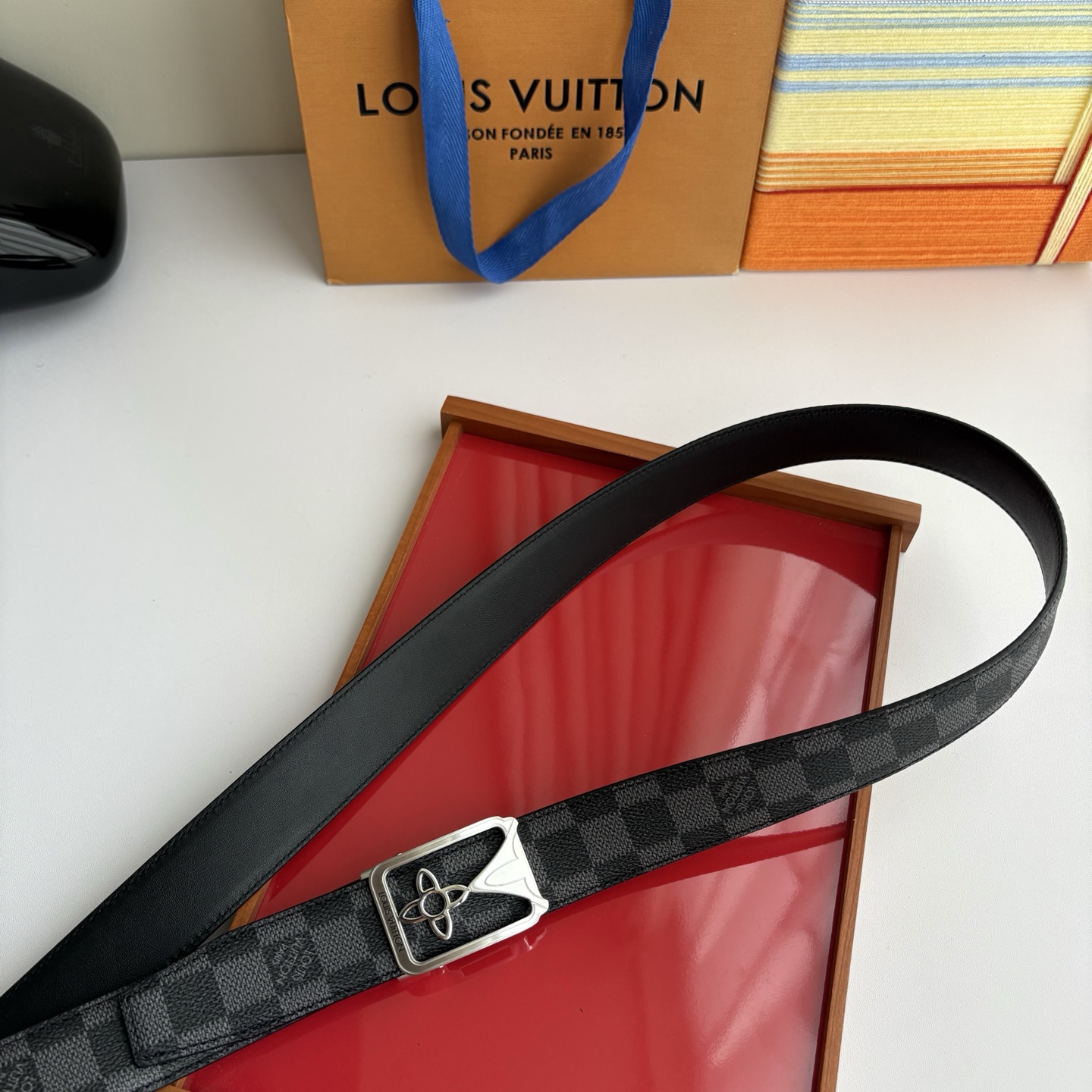 Lv经典款Pvc印花小牛皮，时尚百搭。搭配纯钢自动精品钢扣，男士必备！宽度：3.5cm