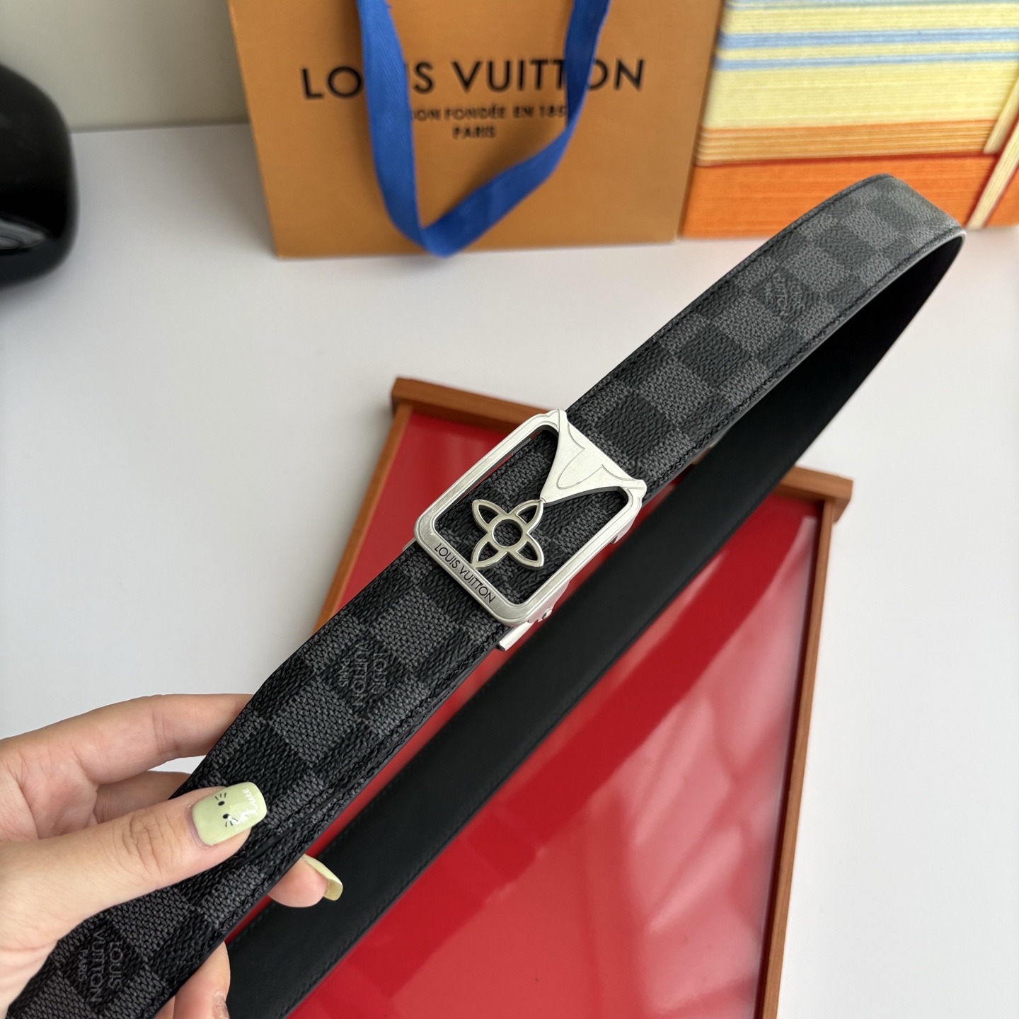 Lv经典款Pvc印花小牛皮，时尚百搭。搭配纯钢自动精品钢扣，男士必备！宽度：3.5cm