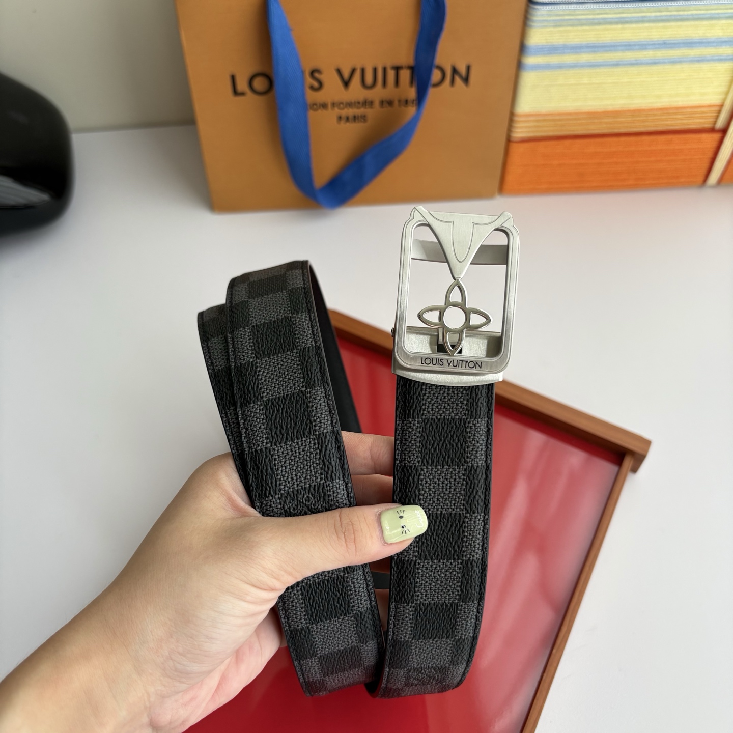 Lv经典款Pvc印花小牛皮，时尚百搭。搭配纯钢自动精品钢扣，男士必备！宽度：3.5cm