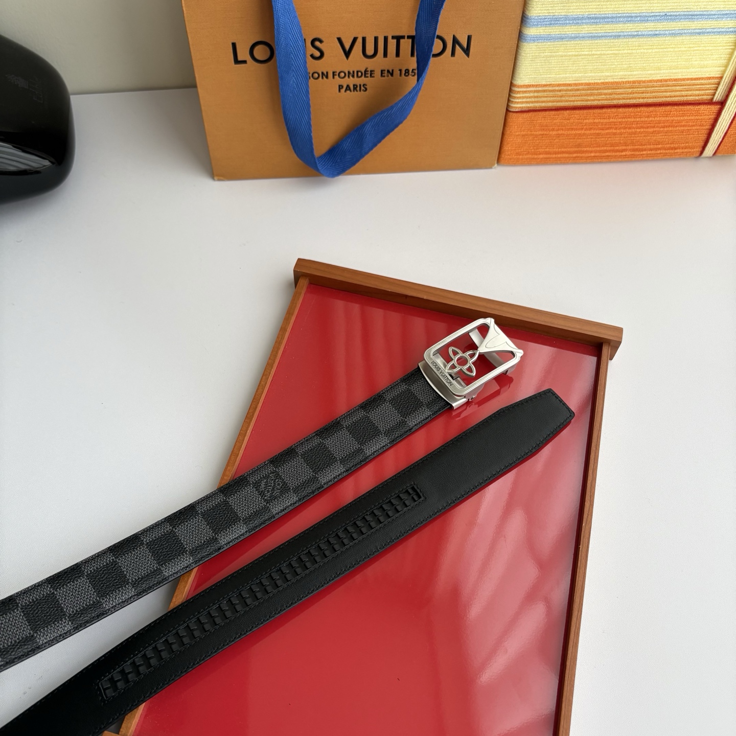 Lv经典款Pvc印花小牛皮，时尚百搭。搭配纯钢自动精品钢扣，男士必备！宽度：3.5cm