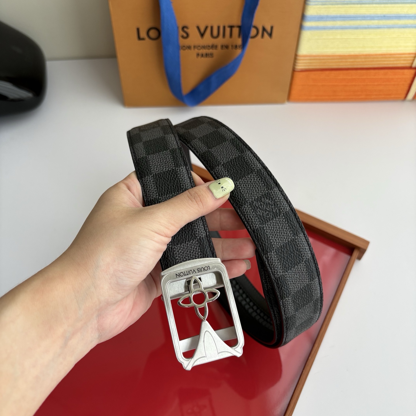 Lv经典款Pvc印花小牛皮，时尚百搭。搭配纯钢自动精品钢扣，男士必备！宽度：3.5cm