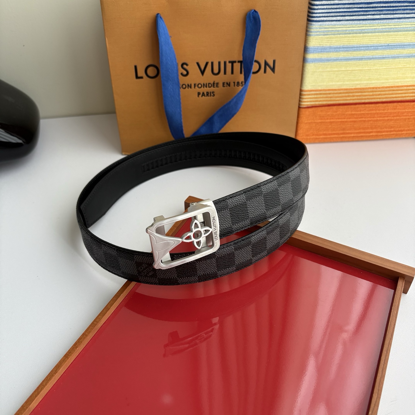 Lv经典款Pvc印花小牛皮，时尚百搭。搭配纯钢自动精品钢扣，男士必备！宽度：3.5cm