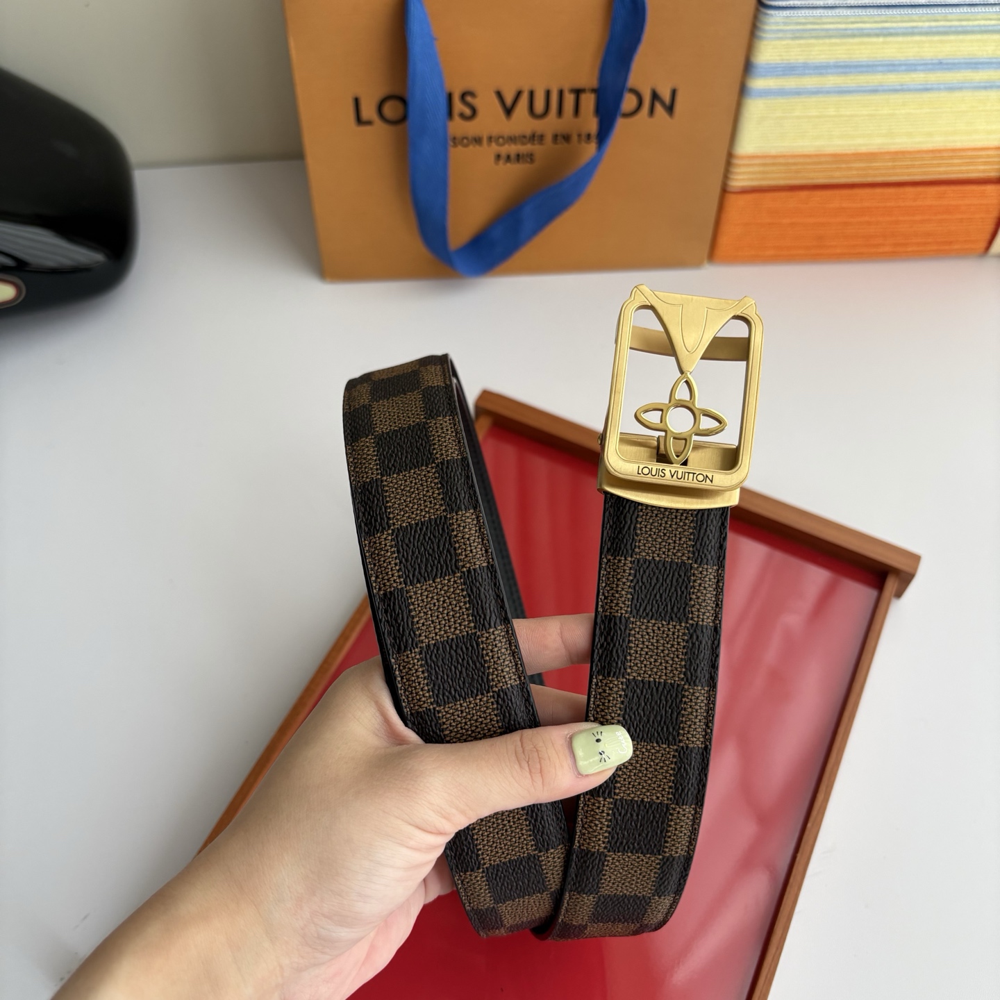 Lv经典款Pvc印花小牛皮，时尚百搭。搭配纯钢自动精品钢扣，男士必备！宽度：3.5cm