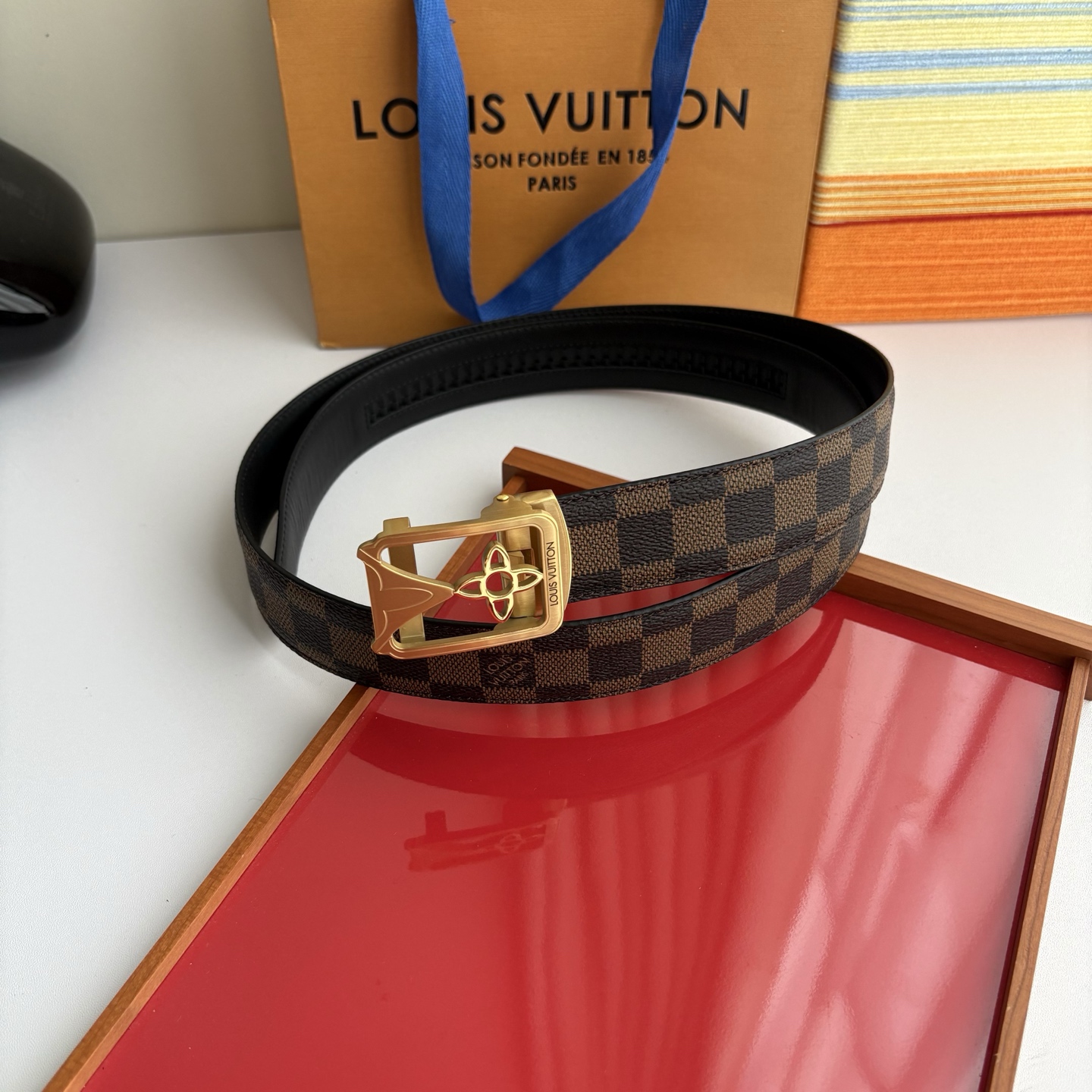 Lv经典款Pvc印花小牛皮，时尚百搭。搭配纯钢自动精品钢扣，男士必备！宽度：3.5cm