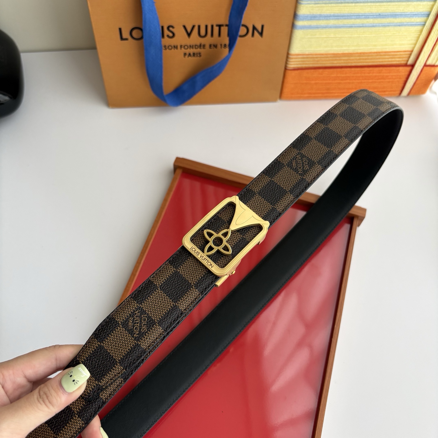 Lv经典款Pvc印花小牛皮，时尚百搭。搭配纯钢自动精品钢扣，男士必备！宽度：3.5cm