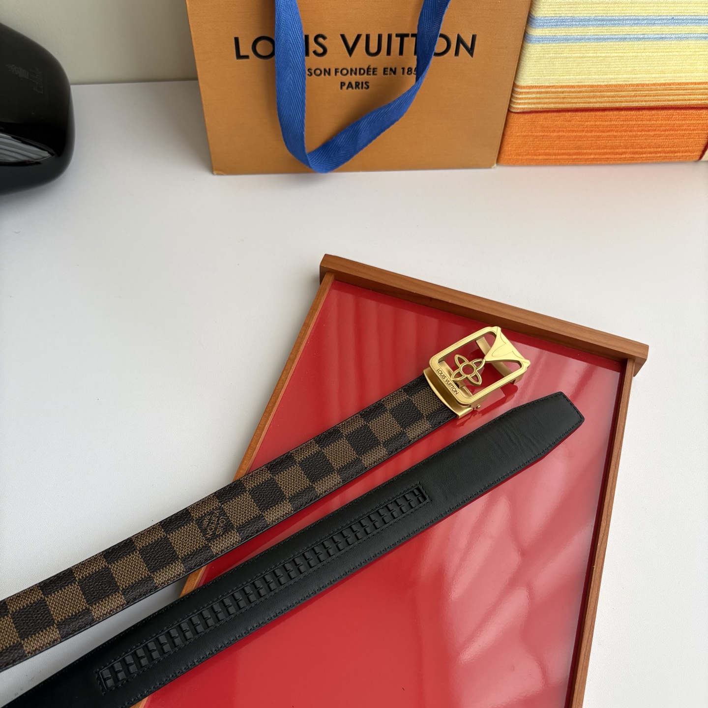 Lv经典款Pvc印花小牛皮，时尚百搭。搭配纯钢自动精品钢扣，男士必备！宽度：3.5cm