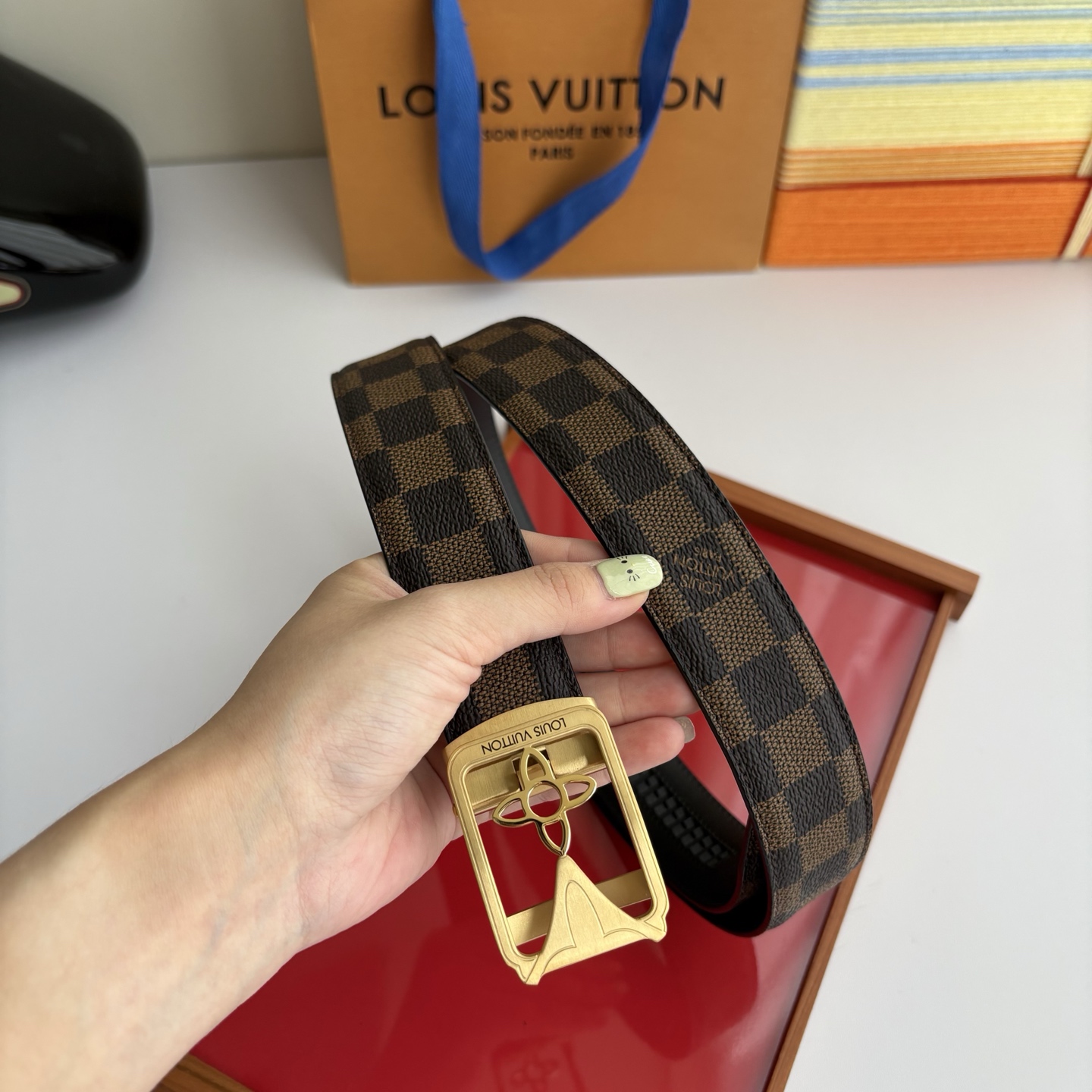 Lv经典款Pvc印花小牛皮，时尚百搭。搭配纯钢自动精品钢扣，男士必备！宽度：3.5cm