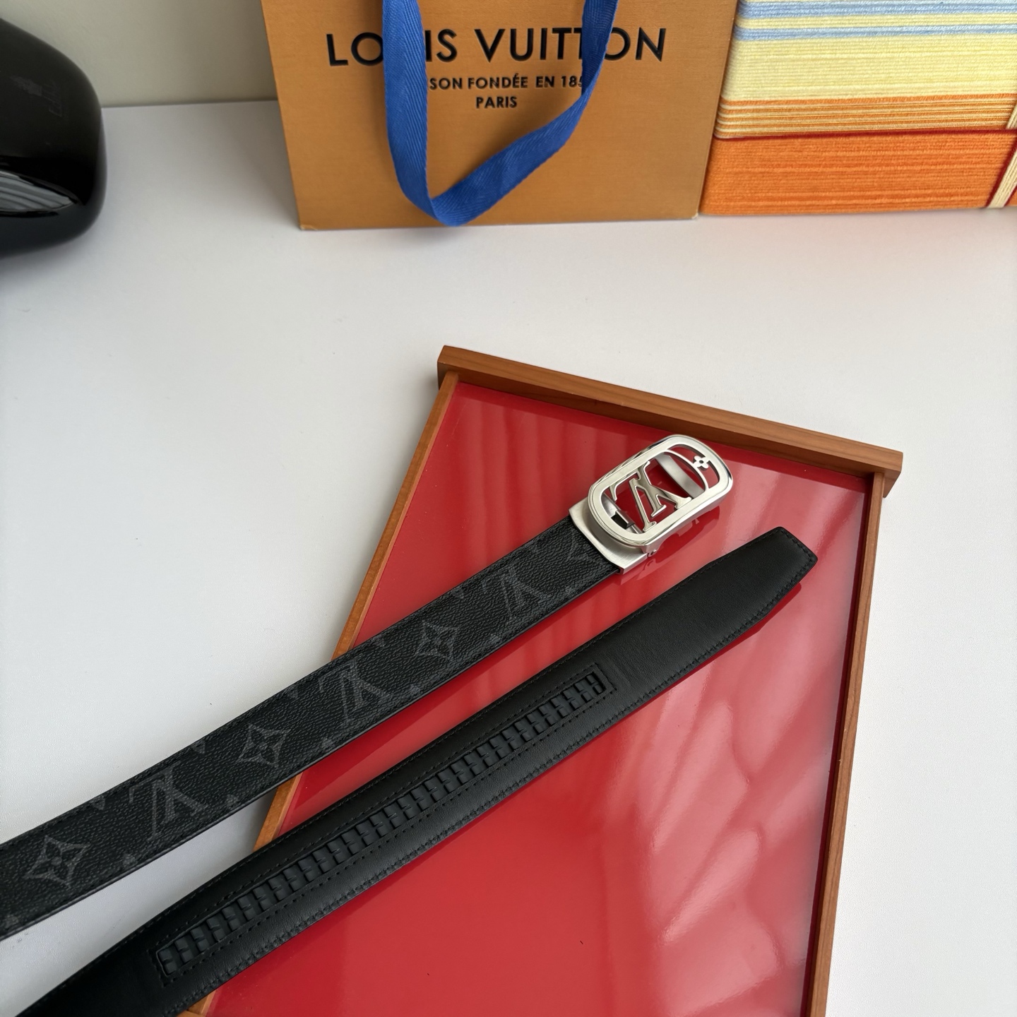Lv经典款Pvc印花小牛皮，时尚百搭。搭配纯钢自动精品钢扣，男士必备！宽度：3.5cm