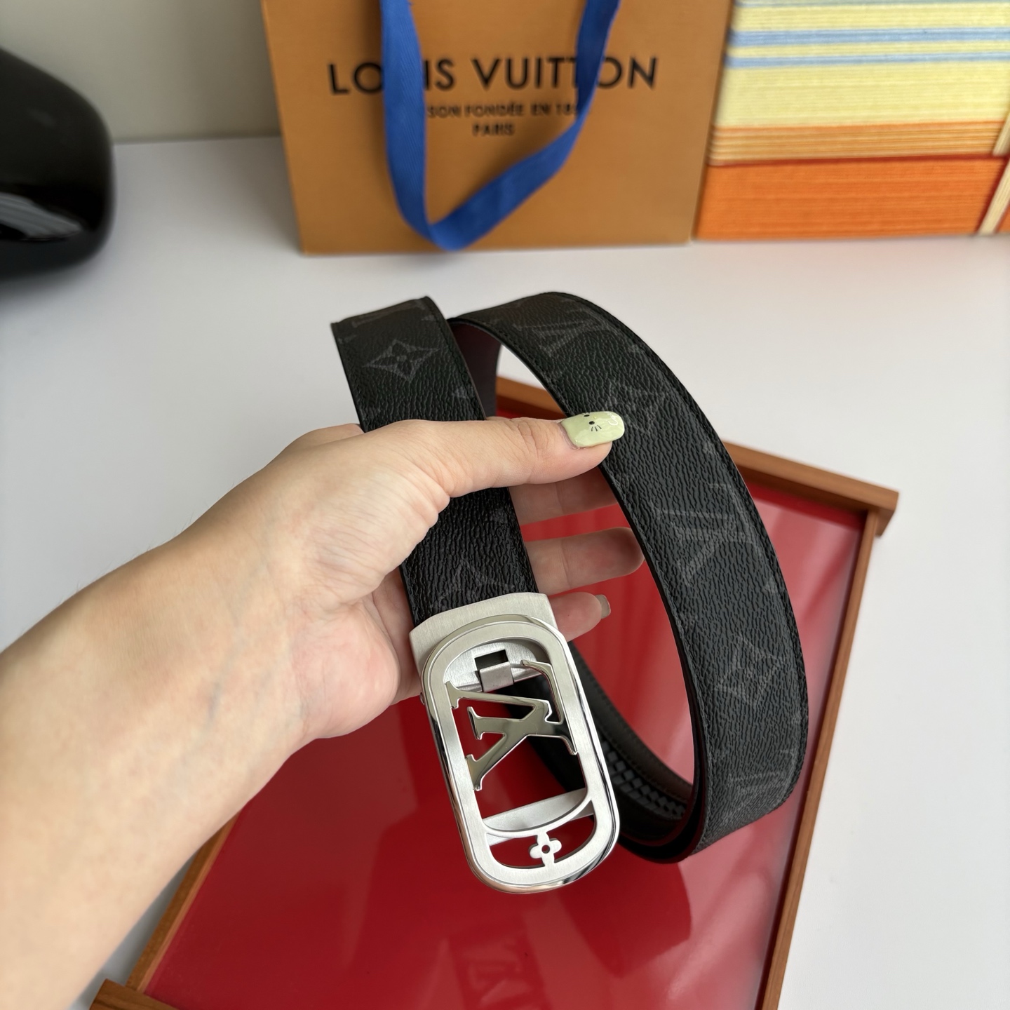 Lv经典款Pvc印花小牛皮，时尚百搭。搭配纯钢自动精品钢扣，男士必备！宽度：3.5cm