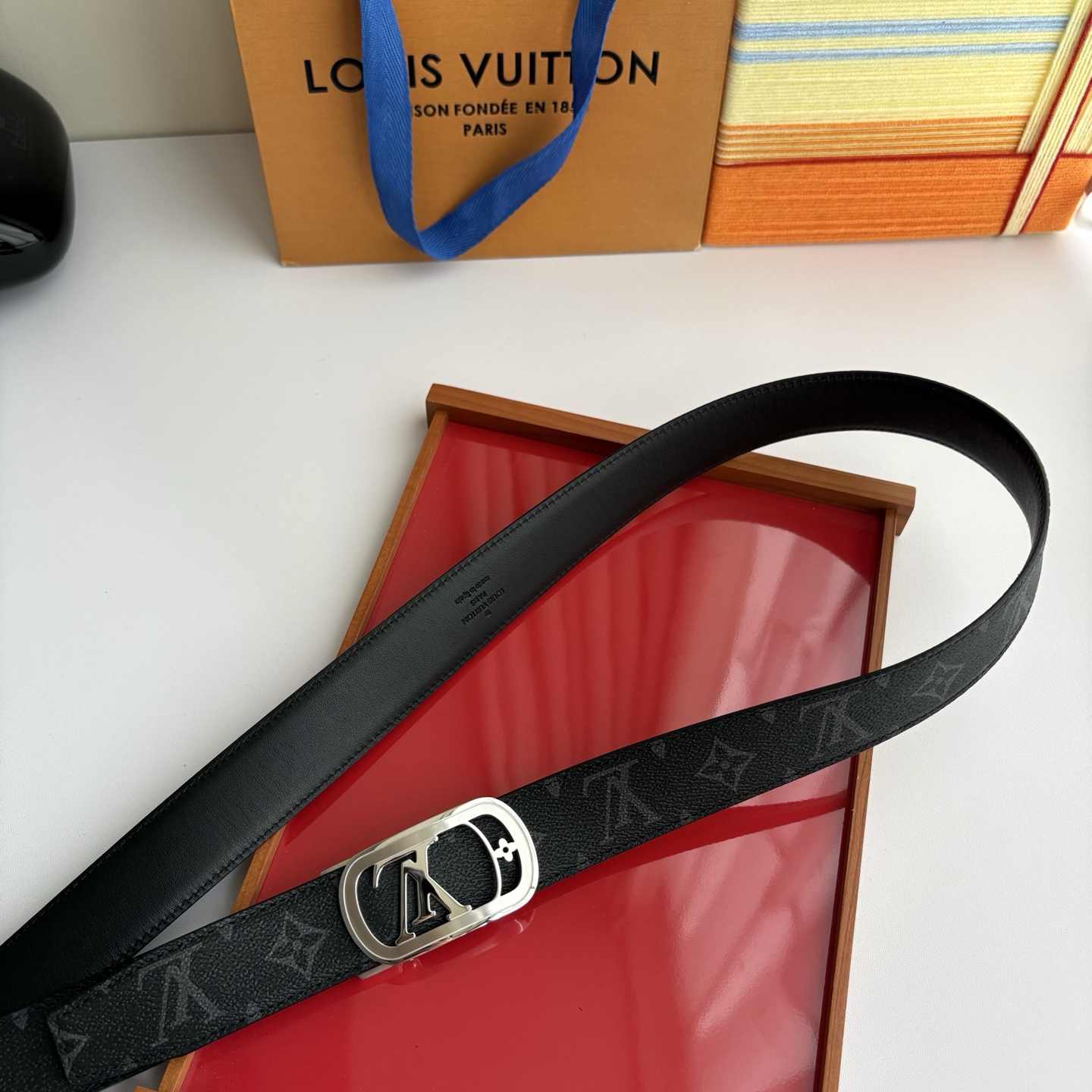 Lv经典款Pvc印花小牛皮，时尚百搭。搭配纯钢自动精品钢扣，男士必备！宽度：3.5cm