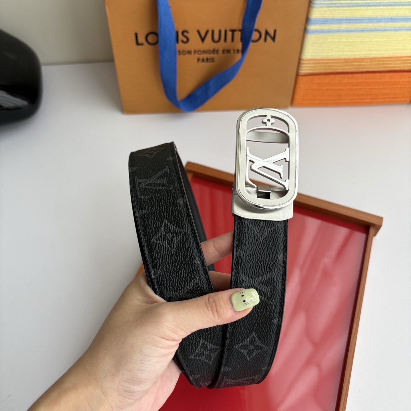 Lv经典款Pvc印花小牛皮，时尚百搭。搭配纯钢自动精品钢扣，男士必备！宽度：3.5cm