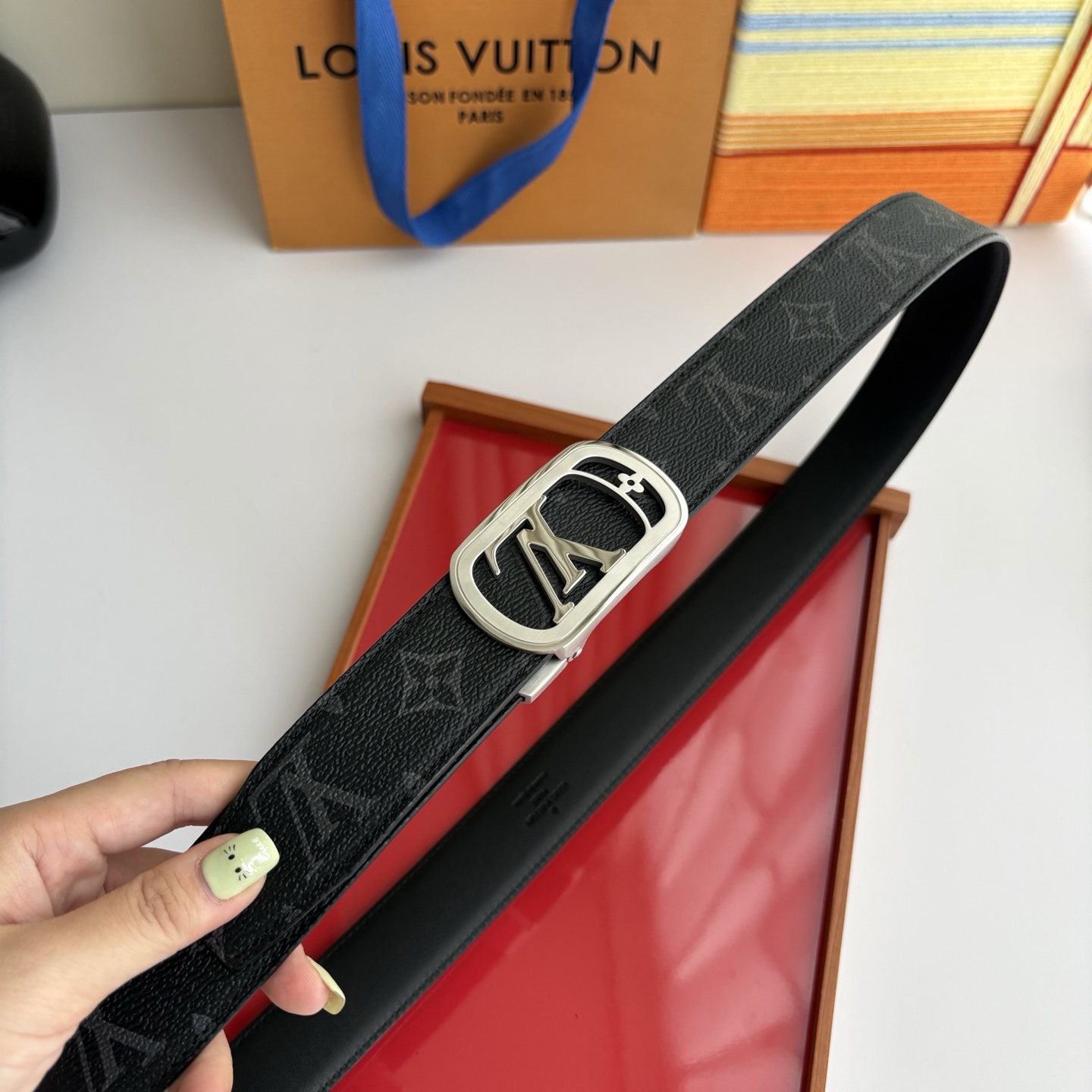 Lv经典款Pvc印花小牛皮，时尚百搭。搭配纯钢自动精品钢扣，男士必备！宽度：3.5cm