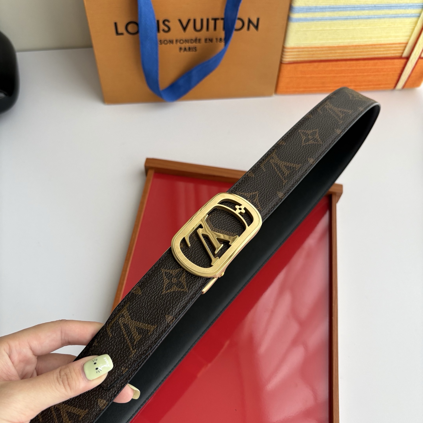 Lv经典款Pvc印花小牛皮，时尚百搭。搭配纯钢自动精品钢扣，男士必备！宽度：3.5cm