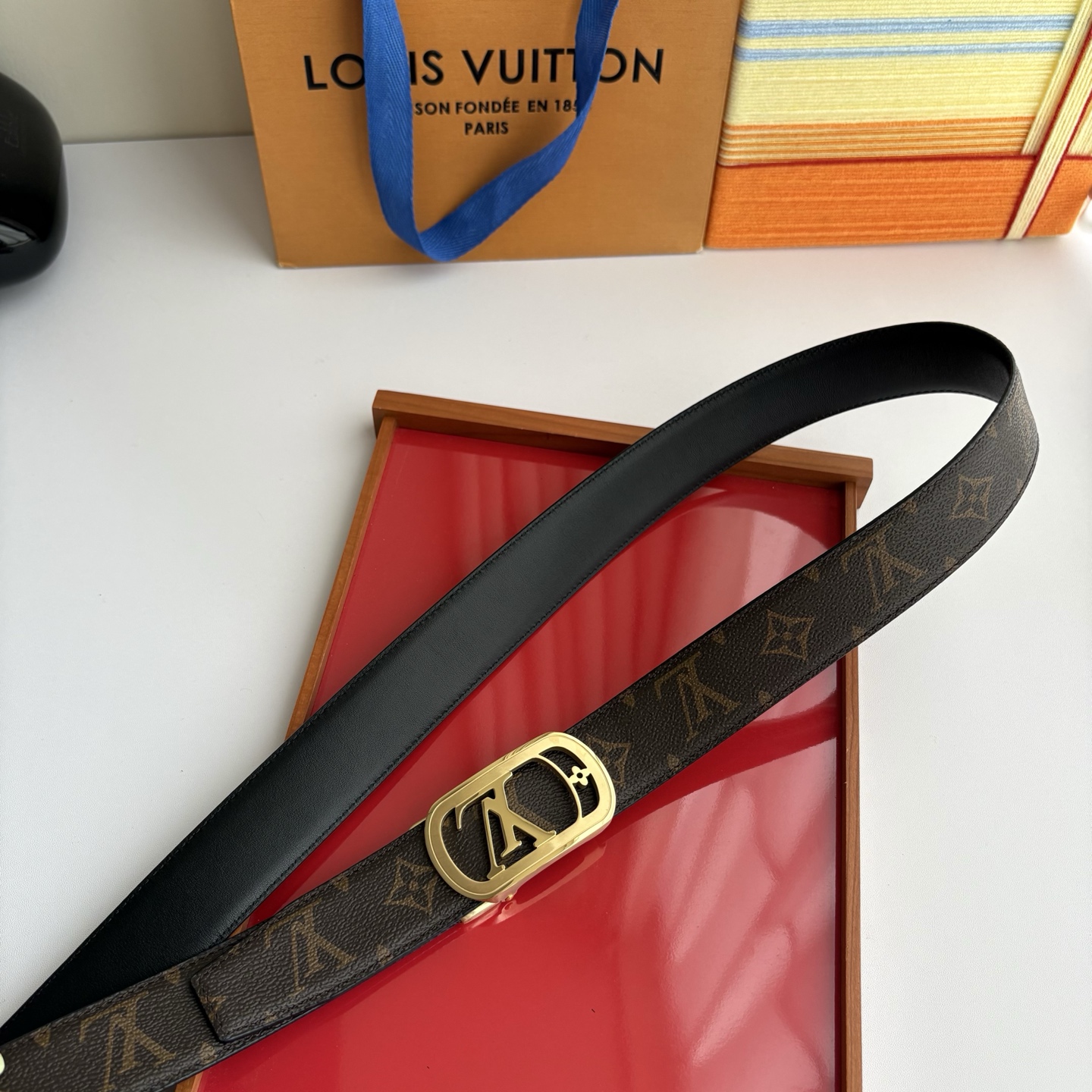 Lv经典款Pvc印花小牛皮，时尚百搭。搭配纯钢自动精品钢扣，男士必备！宽度：3.5cm